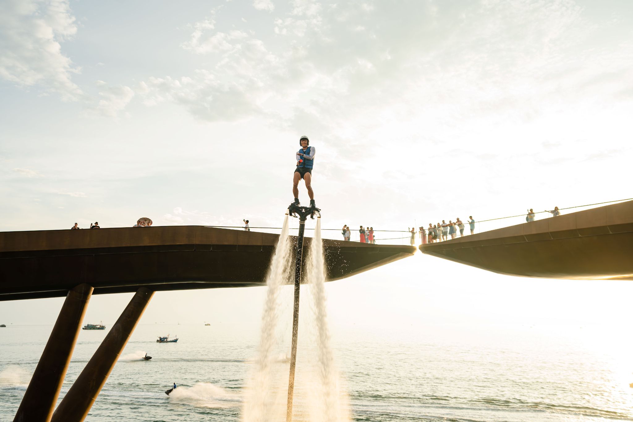 Awaken Sea mang đến những màn trình diễn Jetski và Flyboard đẳng cấp được thực hiện bởi các vận động viên quốc tế hàng đầu thế giới.