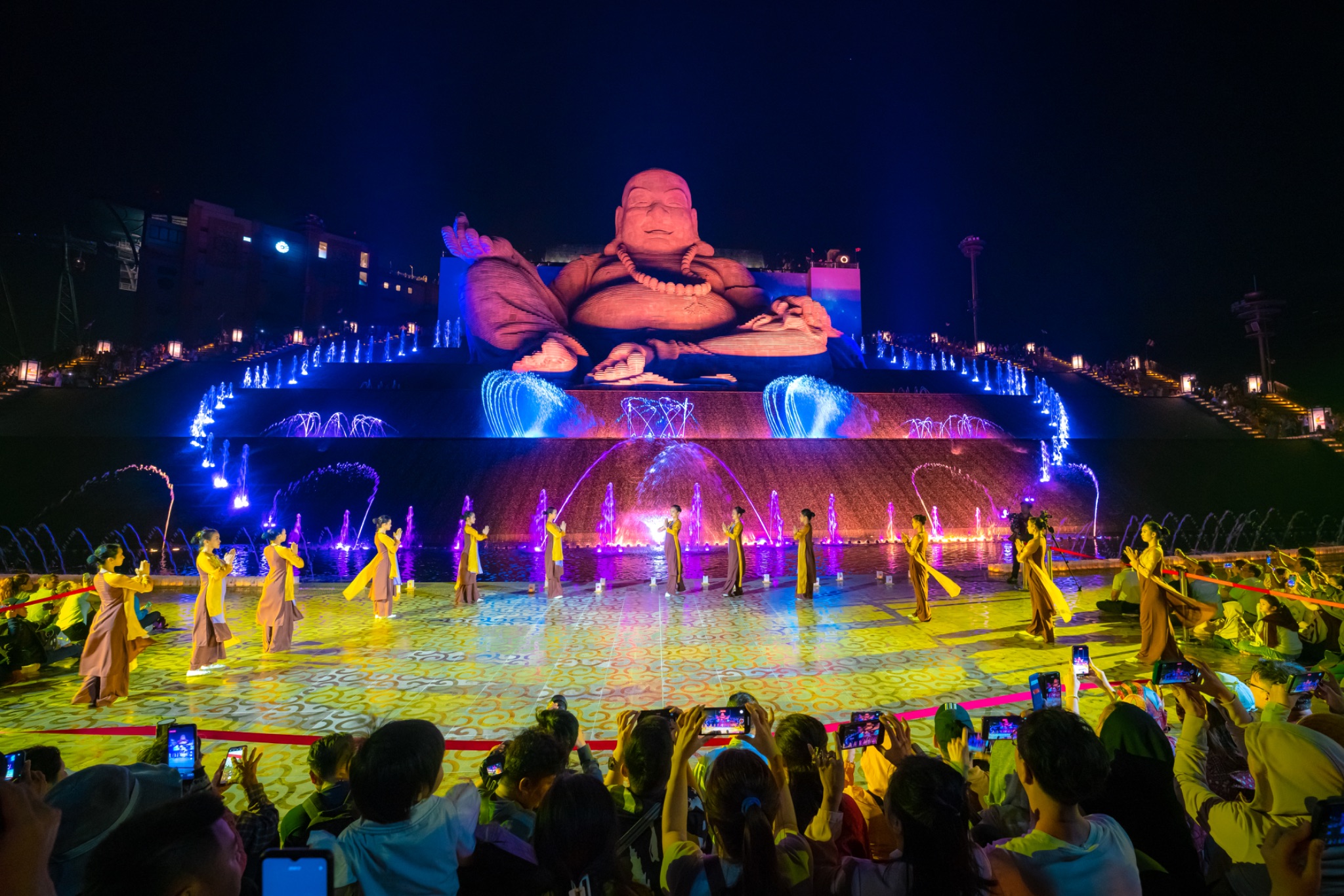 Show nhạc nước tại khu vực đại tượng Bồ Tát Di Lặc mang đến không gian huyền ảo, trang nghiêm mà an yên
