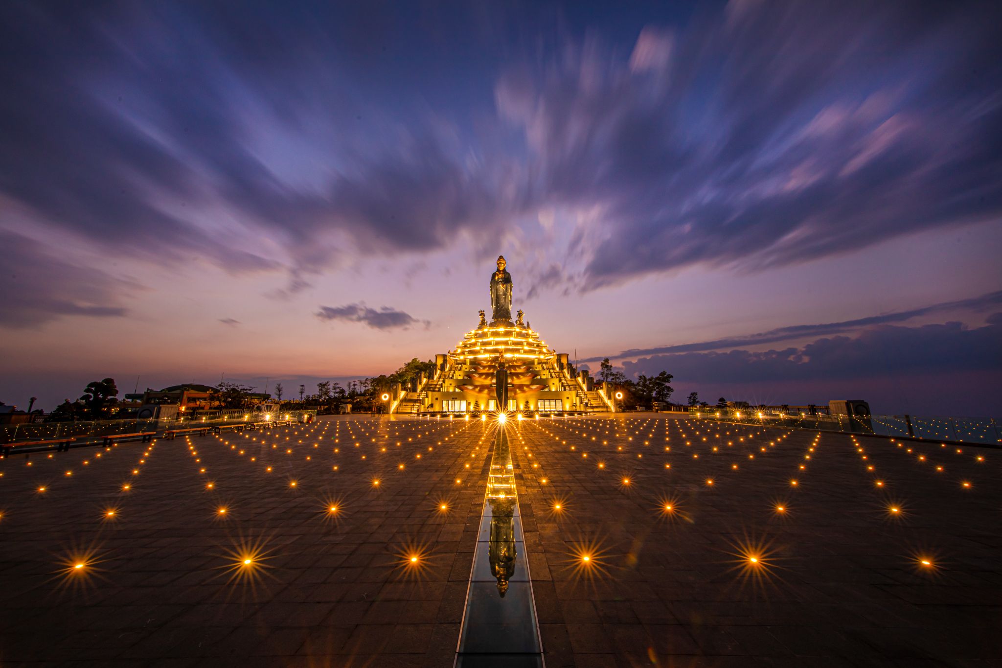 The solemn lantern offering ceremony illuminates the mountain summit square at night
