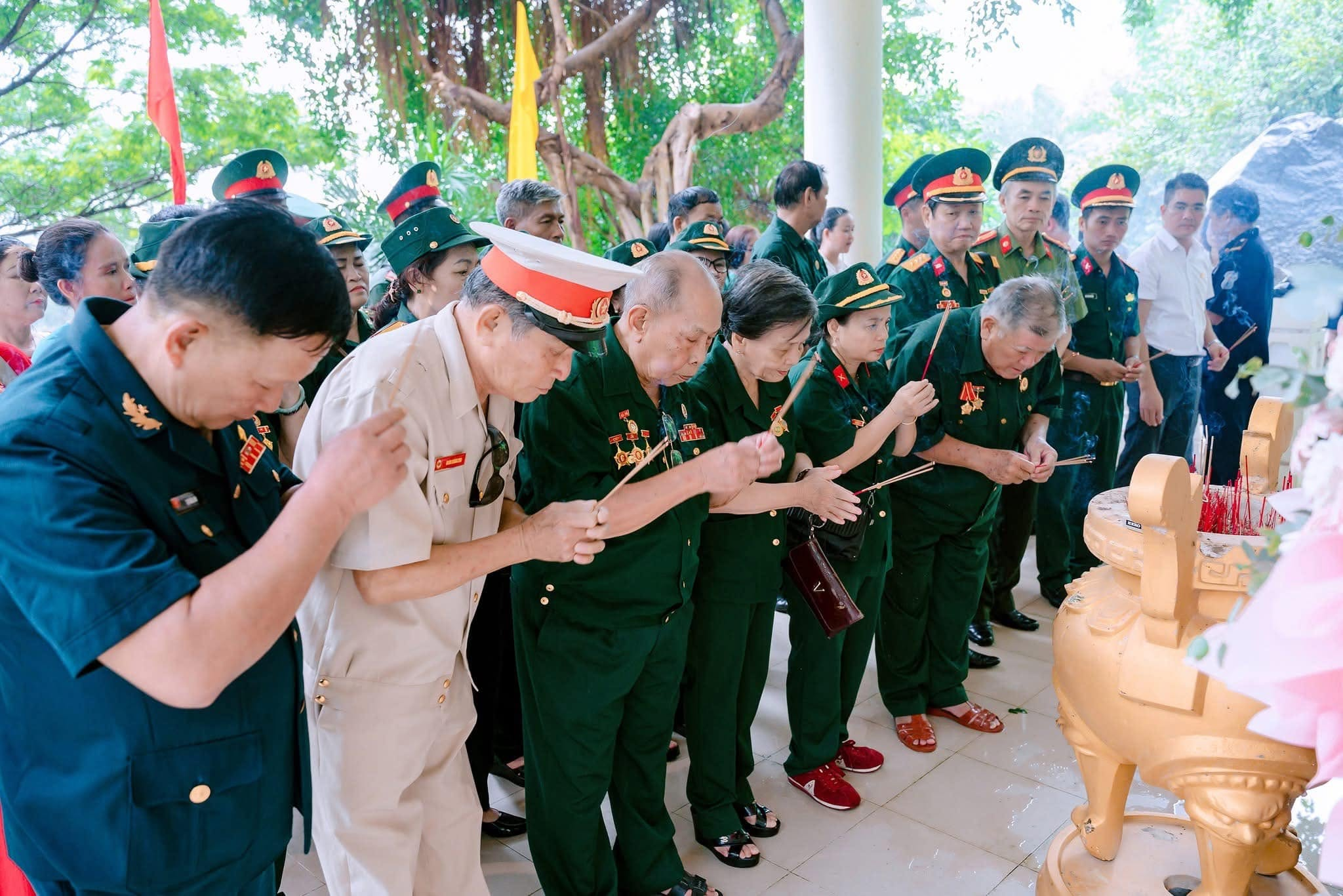 Các cựu chiến binh dâng hương tưởng niệm tại quần thể chùa Bà linh thiêng