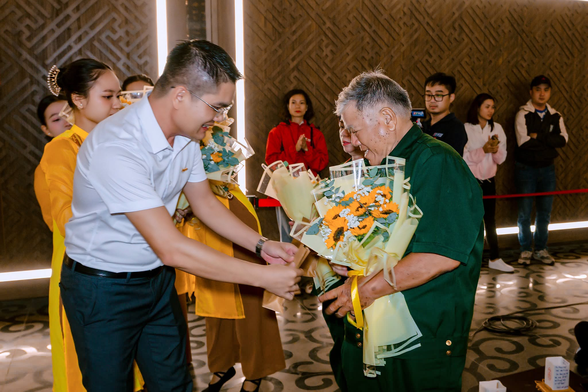 Đại diện Sun World Ba Den Mountain gửi tặng những bó hoa tri ân các Thương binh, Bệnh binh và người có công với cách mạng trong dịp 27/7
