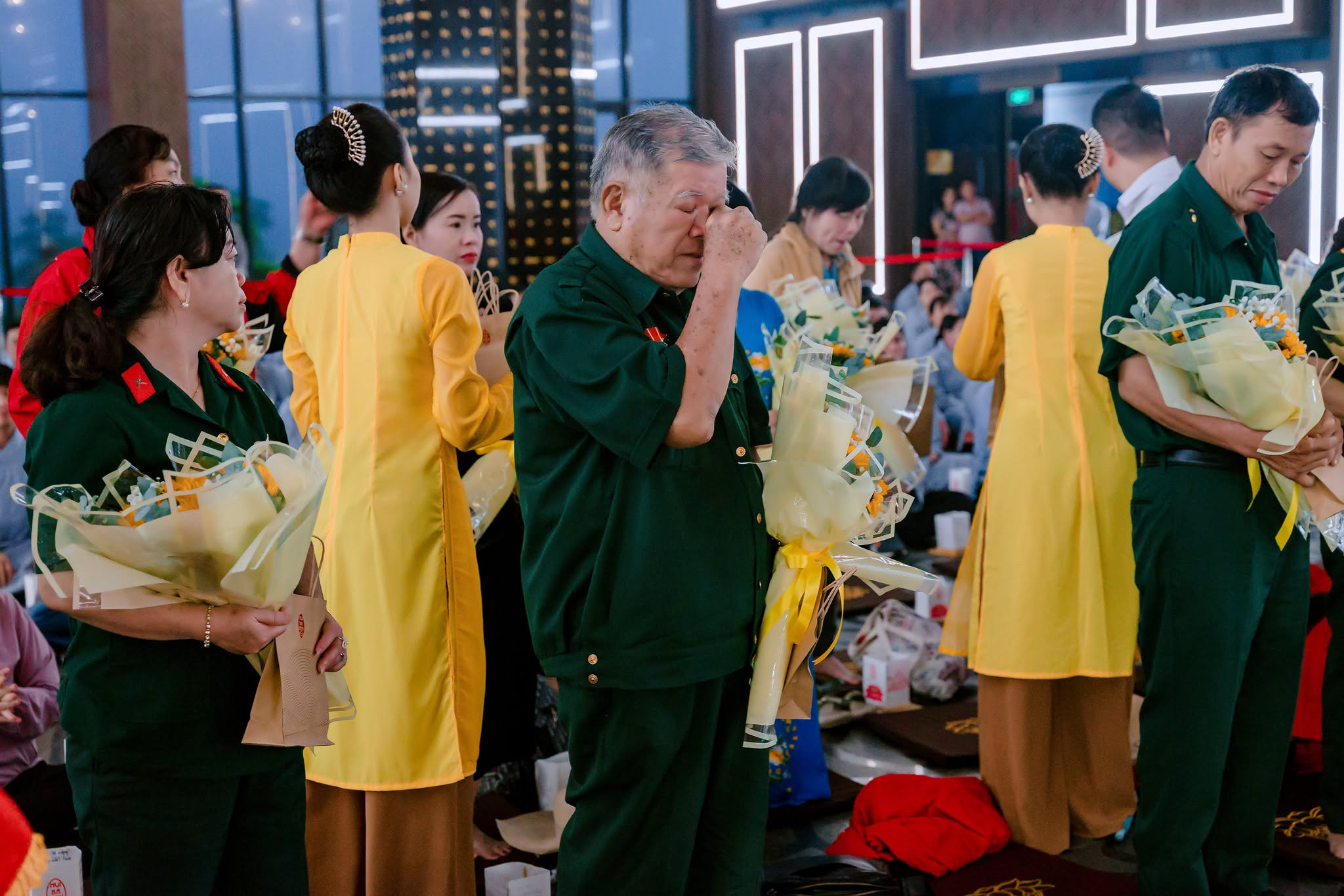 Người cựu chiến binh xúc động khi nhớ về những ký ức thời trẻ