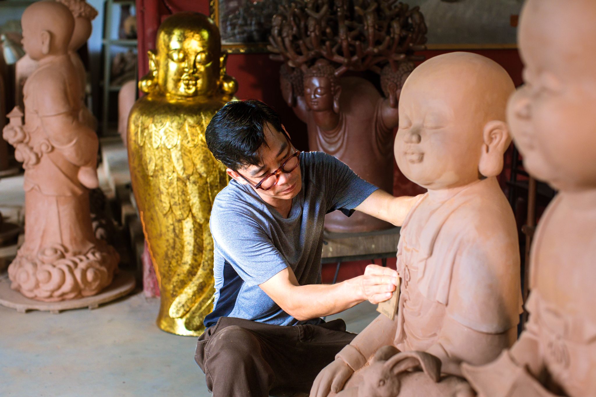 Nghệ sĩ Tuấn Gốm cùng tượng Phật Mình Chim sẽ được trưng bày trong triển lãm tại núi Bà Đen. Ảnh: Sun World Ba Den Mountain