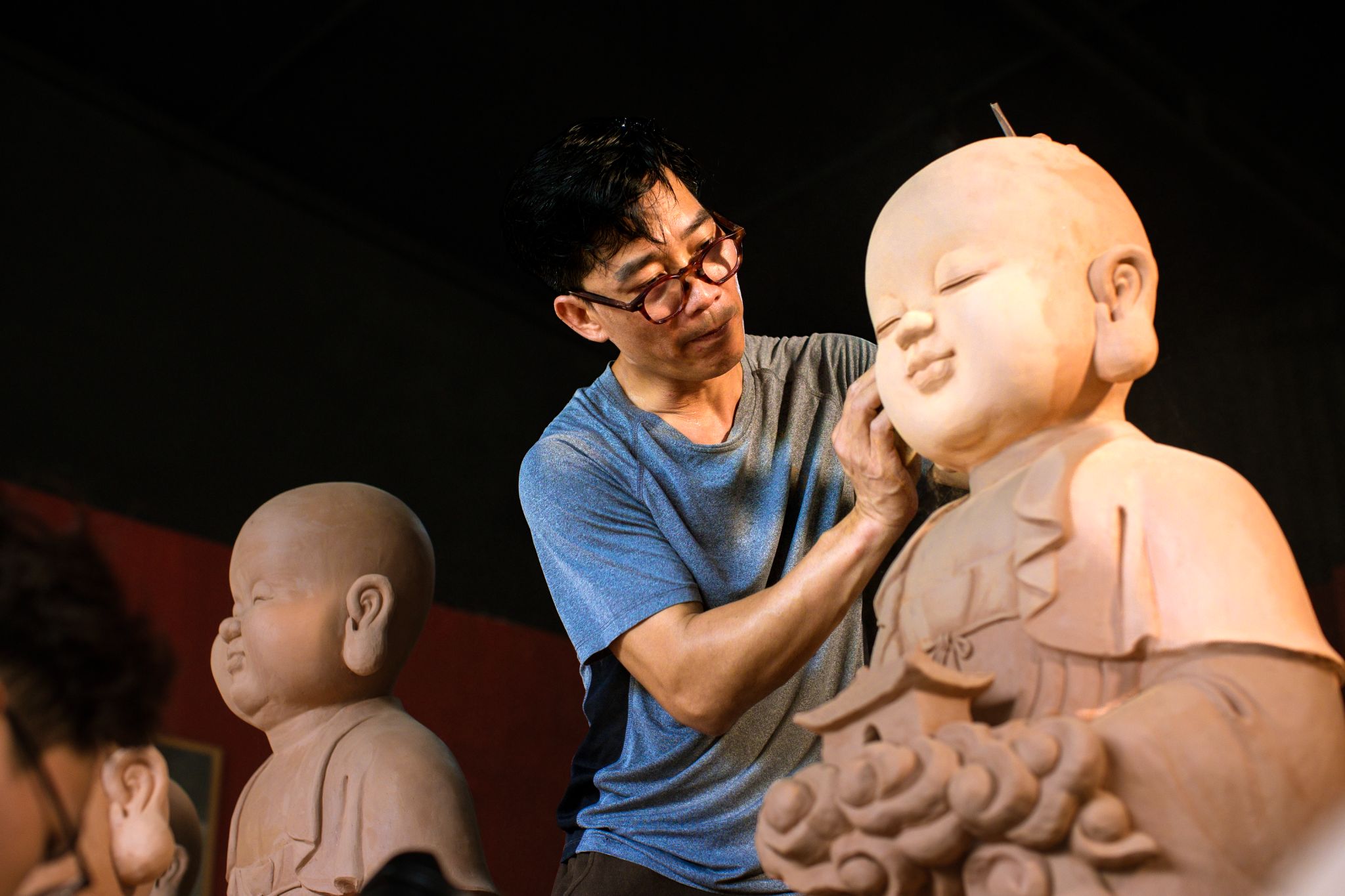 Tượng Chú Tiểu với nụ cười hồn nhiên và thần thái an nhiên, lan tỏa tinh thần bình yên, hoan hỷ.