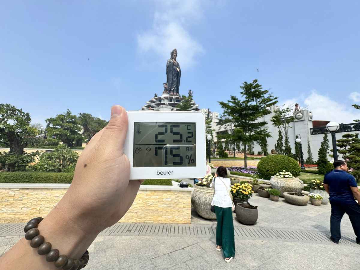 Nhiệt độ trên đỉnh Núi Bà Đen mát hơn rõ rệt so với chân núi.