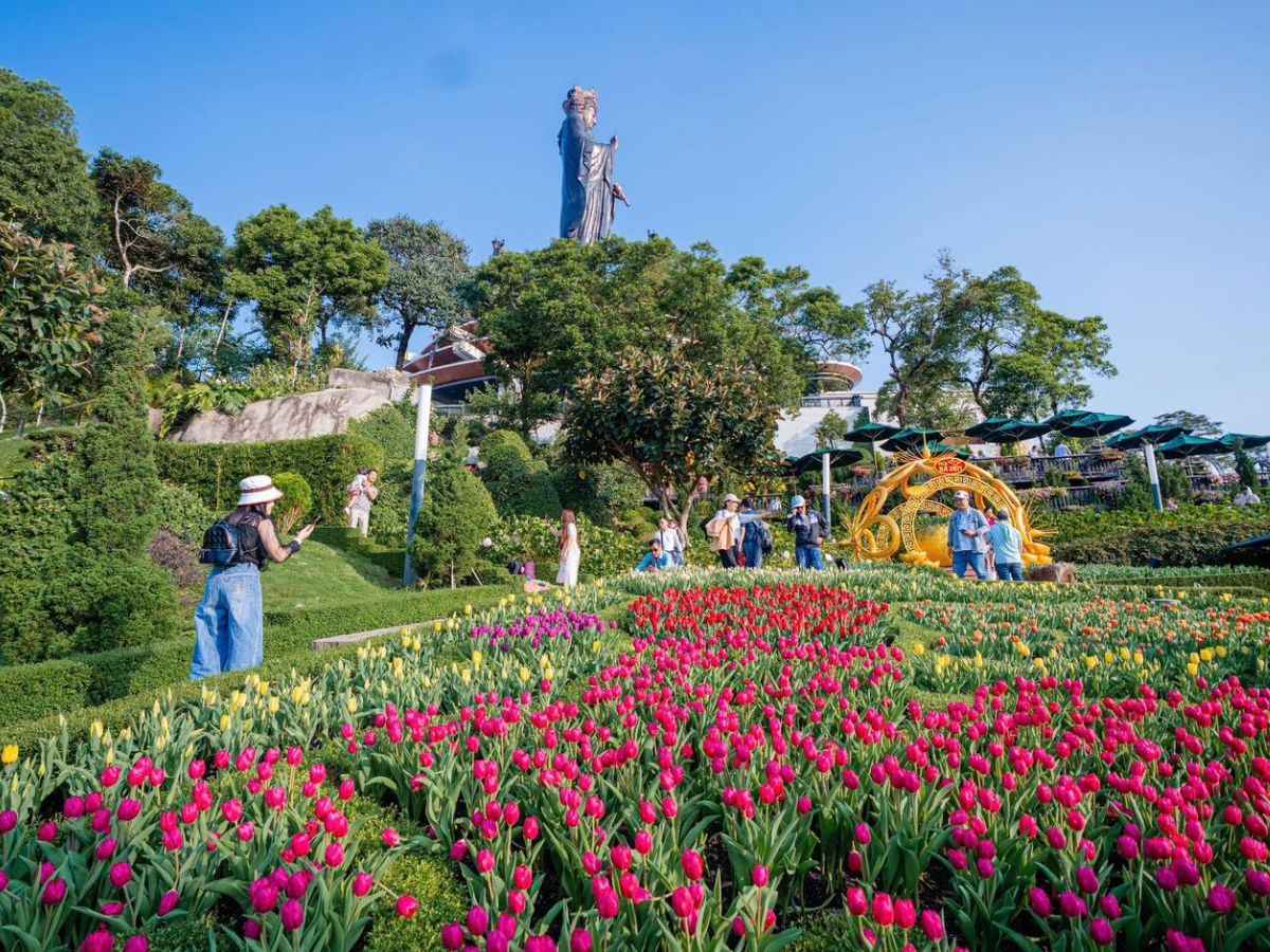 Không gian vườn hoa rộng rãi trên đỉnh Núi Bà Đen phù hợp cả gia đình.