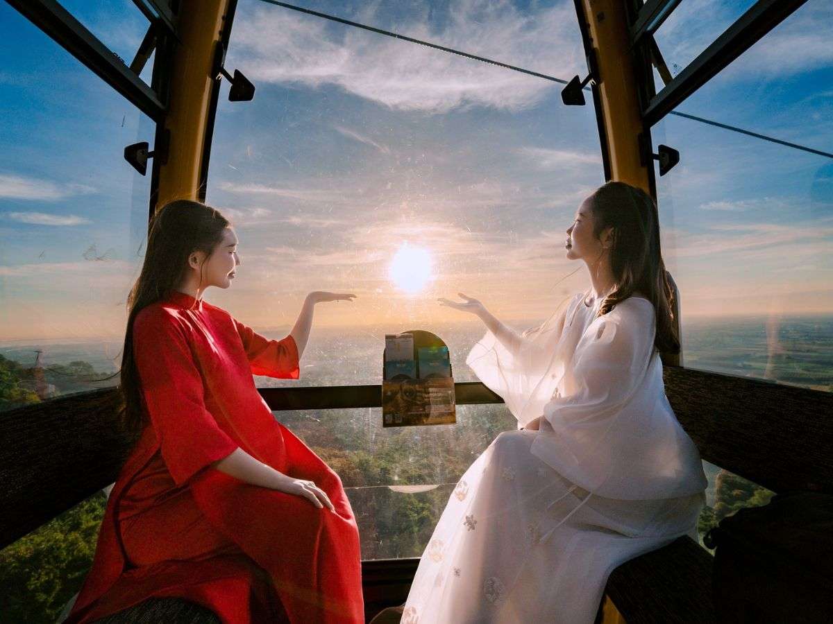 Du khách check-in hoàng hôn từ cabin cáp treo Núi Bà Đen.