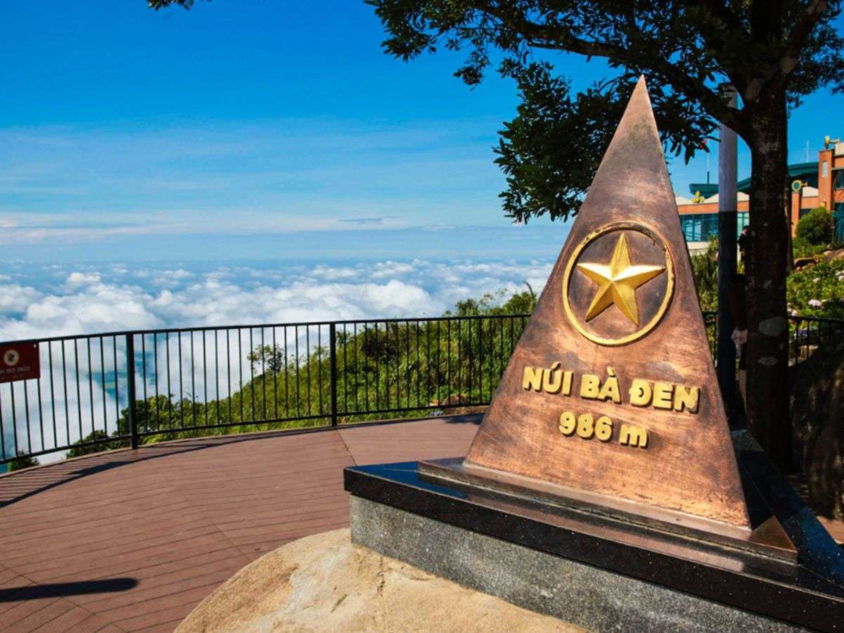Cột mốc 986 m trên đỉnh Núi Bà Đen giữa biển mây buổi sáng.