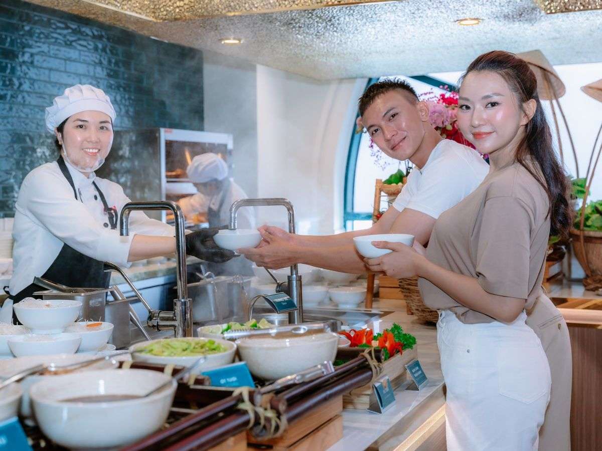 Du khách thưởng thức món nước tại khu Buffet Vân Sơn trên đỉnh núi.