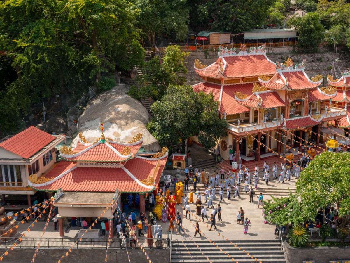 Toàn cảnh chùa Bà trên Núi Bà Đen với không khí hành hương nhộn nhịp.