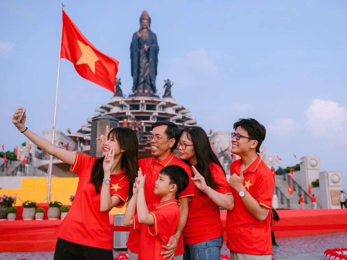 Gia đình check-in tại quảng trường dưới chân tượng Phật Bà Tây Bổ Đà Sơn.