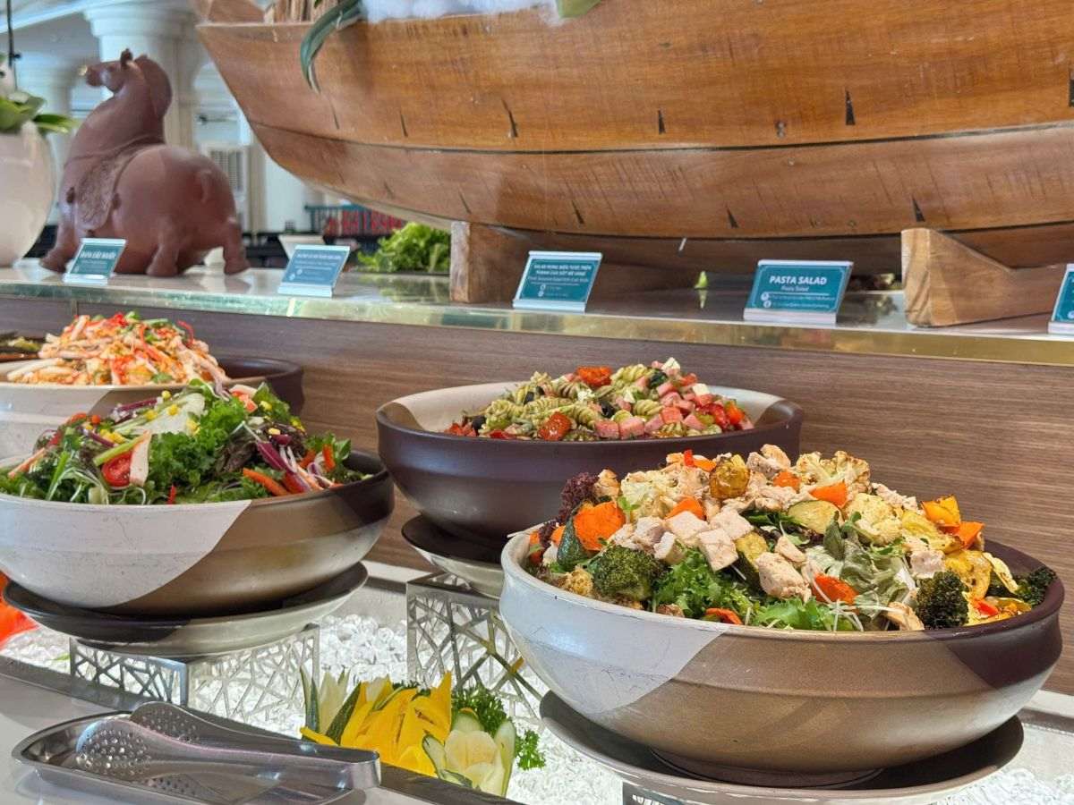 Quầy salad và món lạnh trong buffet trưa tại khu ẩm thực Vân Sơn.