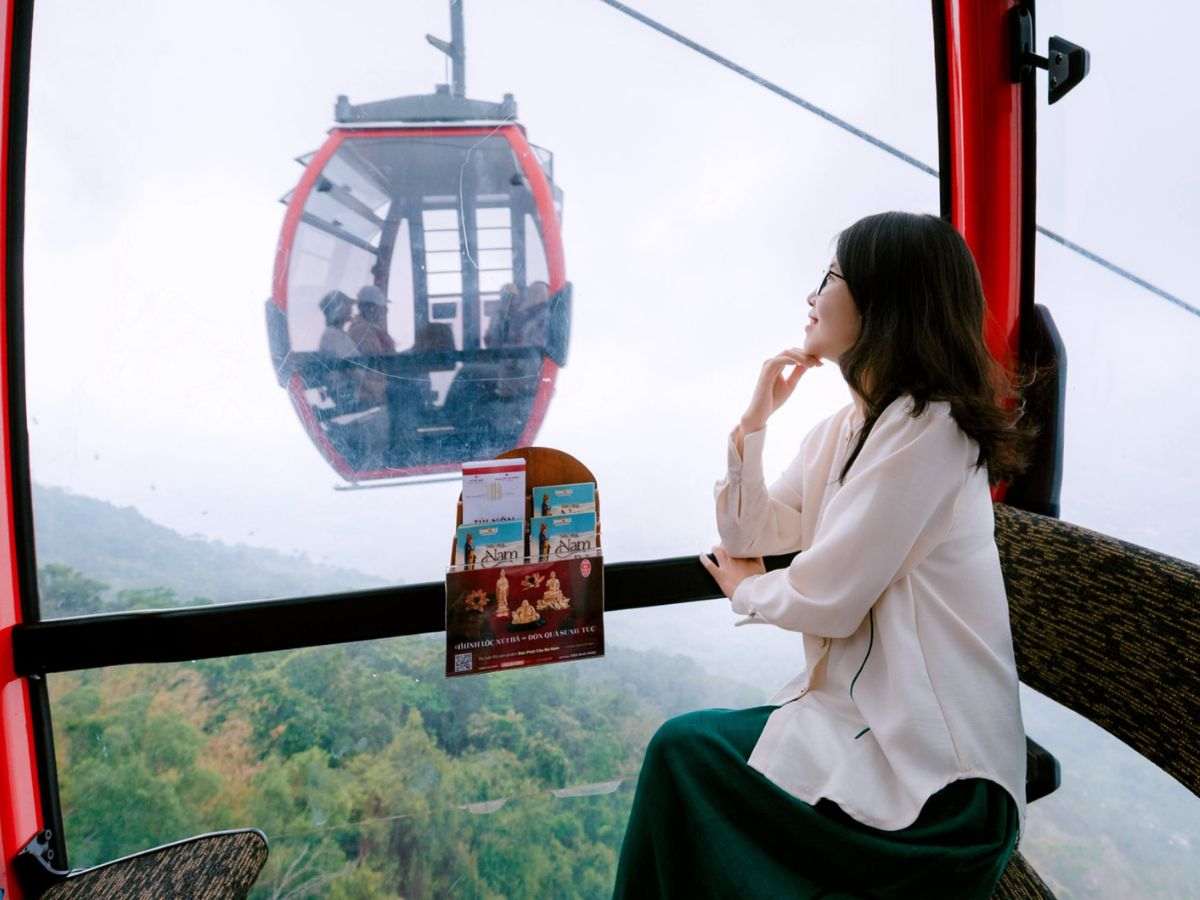 Du khách ngắm cảnh từ cabin tuyến Vân Sơn lên đỉnh Núi Bà Đen.