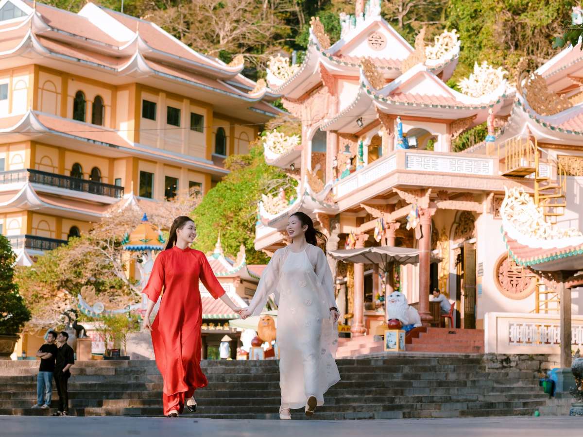 Du khách dạo bước trước chùa Bà trong trang phục lịch sự, kín đáo.