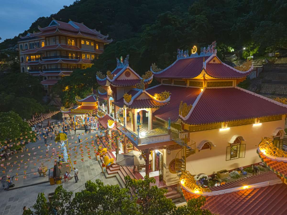Linh Sơn Tiên Thạch Tự sáng đèn giữa không gian núi rừng về đêm.
