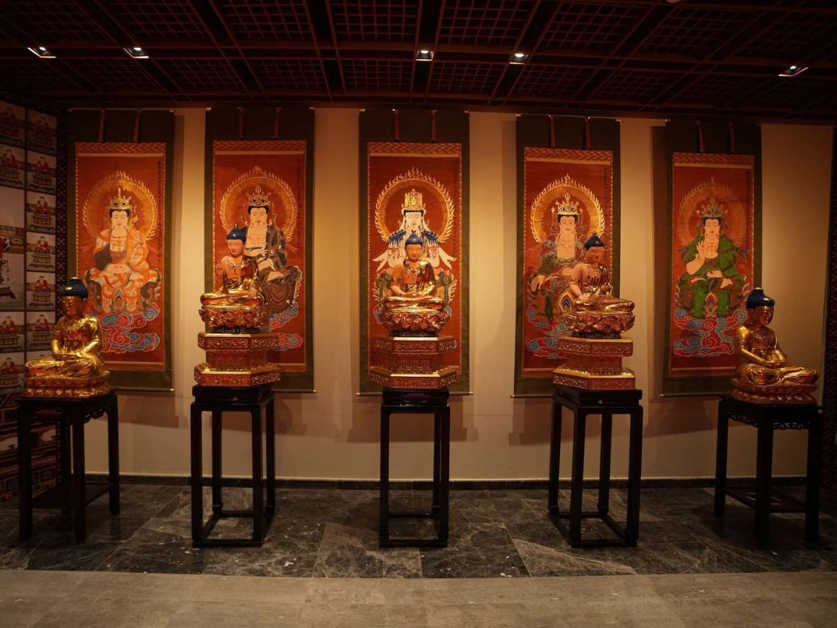 Không gian trưng bày tượng Phật trong Trung tâm triển lãm Phật giáo