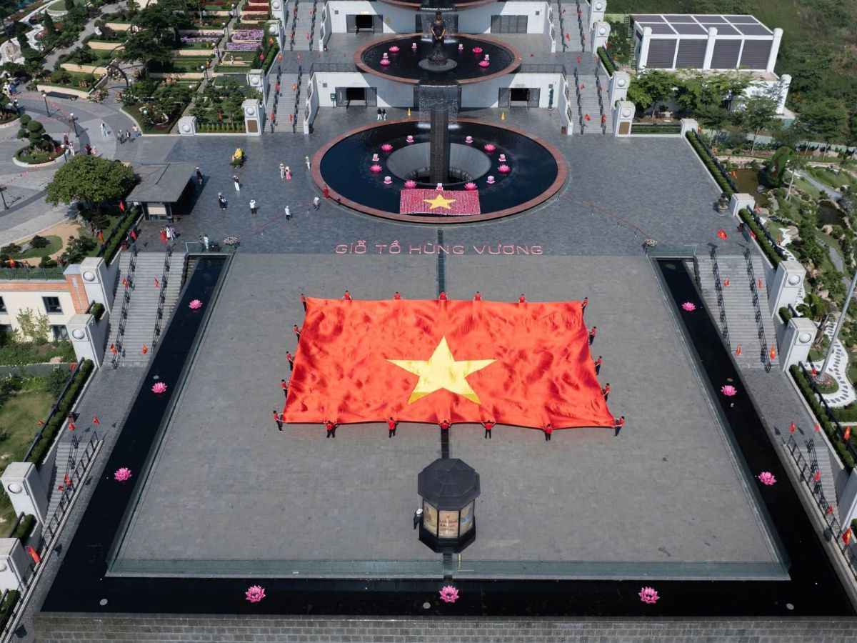 Quảng trường dưới chân tượng Phật Bà nhìn từ trên cao.
