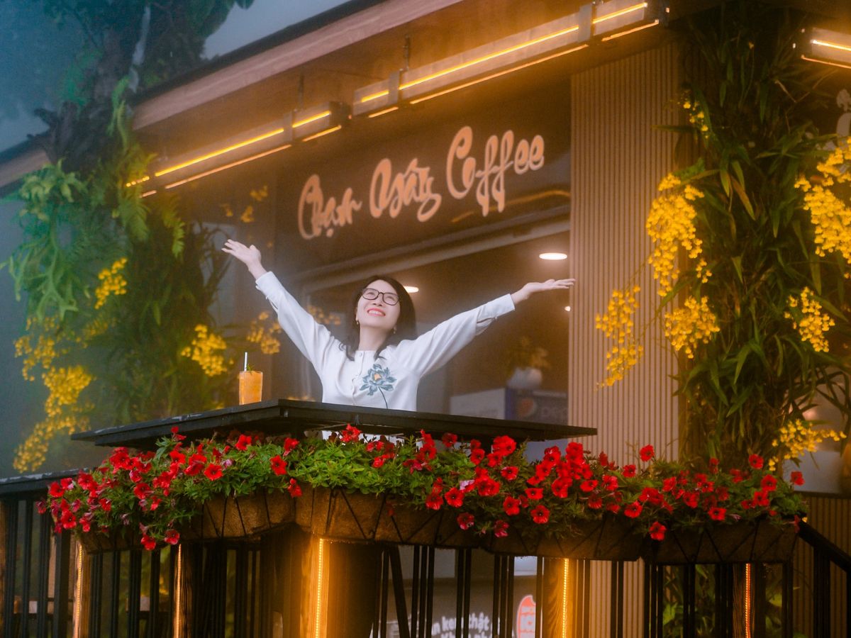 Du khách thư giãn tại Chạm Mây Coffee giữa không gian mờ sương