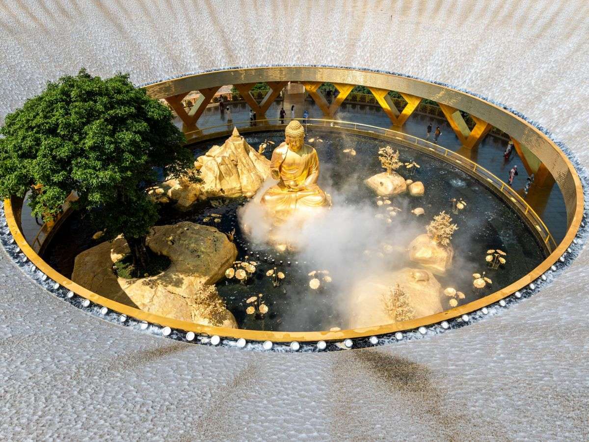 Không gian Vườn Ưu Đàm với tượng Phật Câu Na Hàm Mâu Ni mạ vàng.
