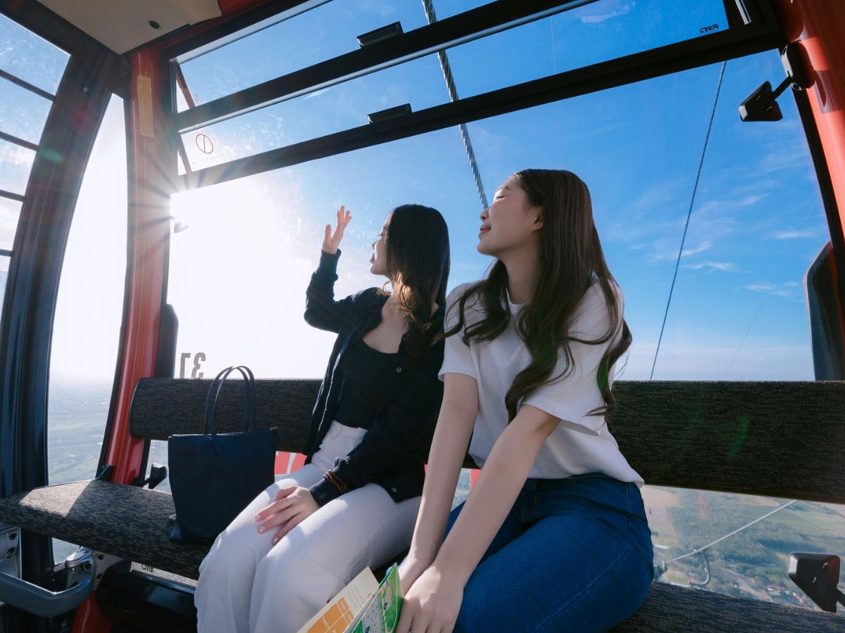 Du khách ngắm cảnh Tây Ninh từ cabin cáp treo lên Núi Bà Đen.