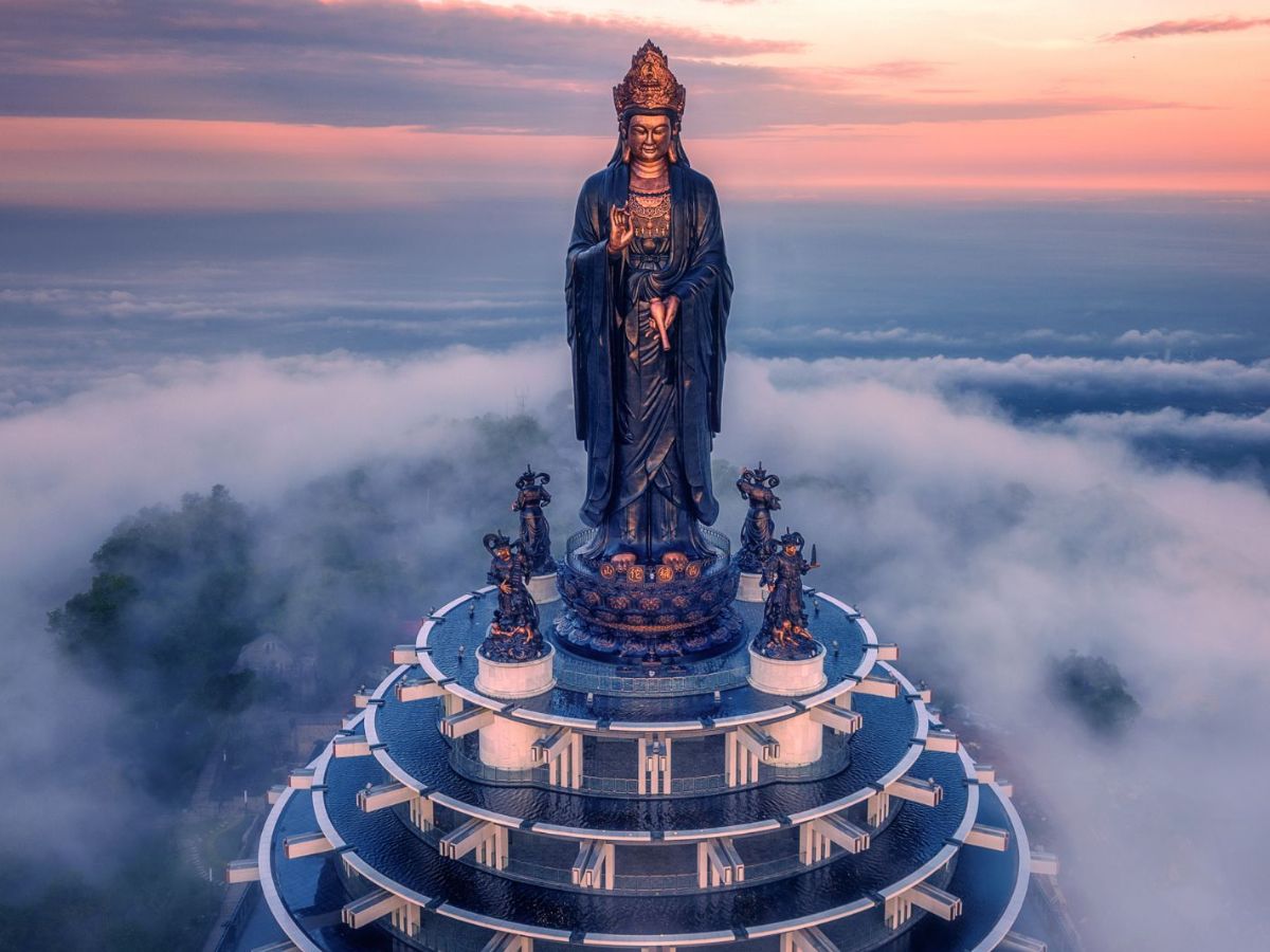 Tượng Phật Tây Bổ Đà Sơn uy nghi giữa biển mây trên đỉnh Núi Bà Đen