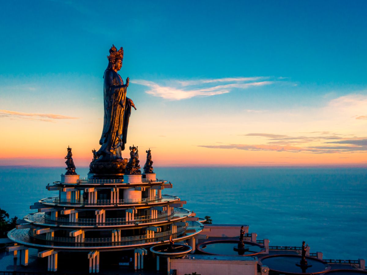 Tượng Phật Tây Bổ Đà Sơn nhìn ra biển mây lúc hoàng hôn.