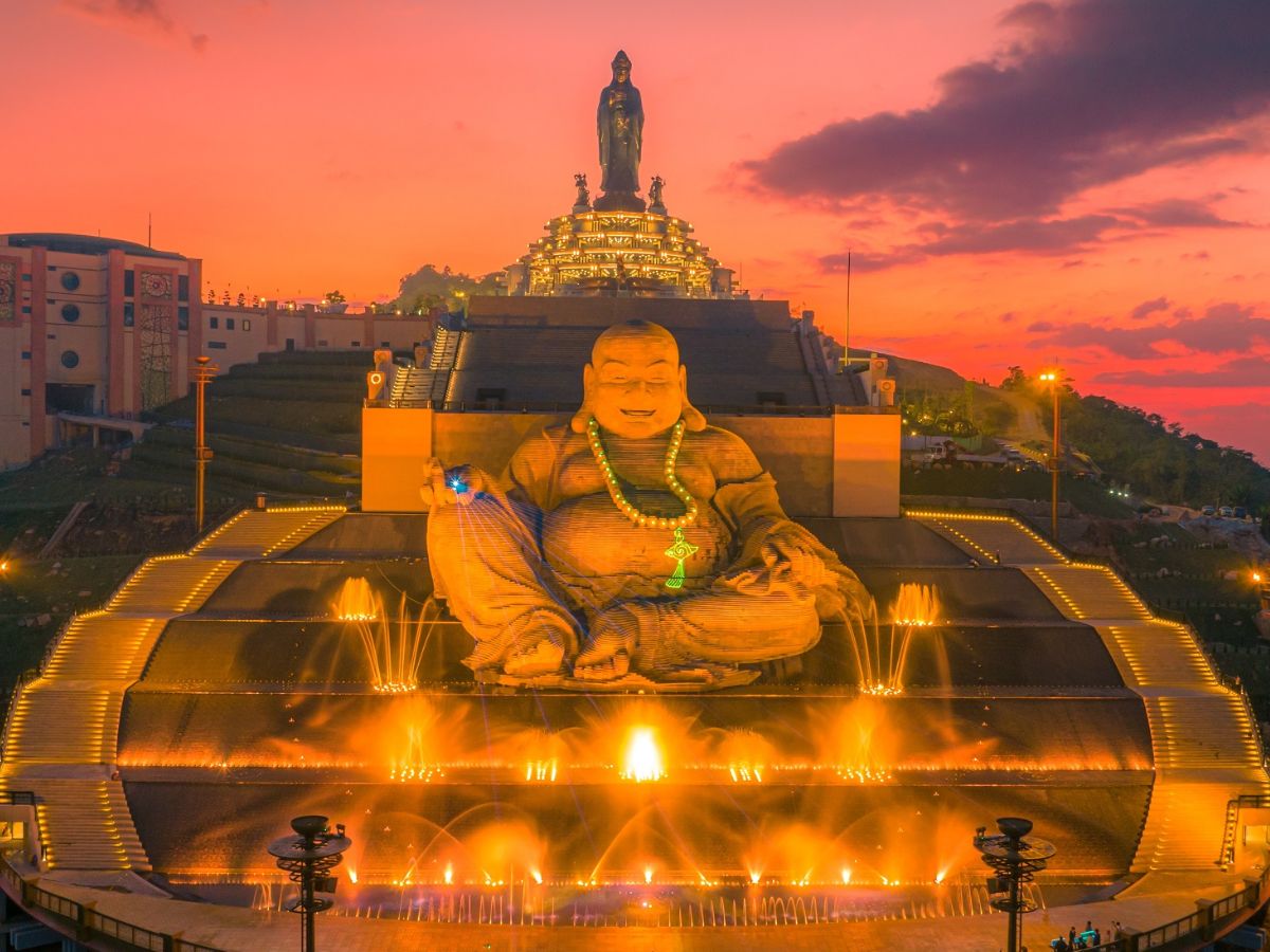 Tượng Bồ Tát Di Lặc rực sáng bên thác nước trên đỉnh Núi Bà Đen.