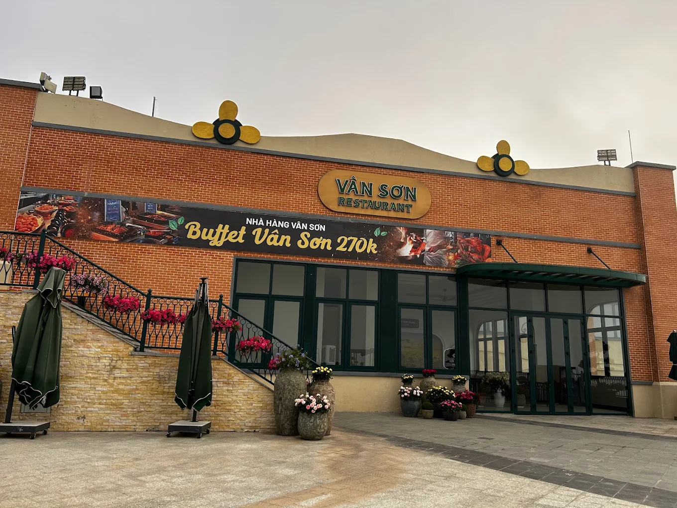Không gian bên ngoài nhà hàng buffet Vân Sơn