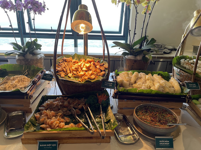 Buffet Vân Sơn phục vụ đa dạng món ăn phù hợp với mọi nhu cầu của du khách