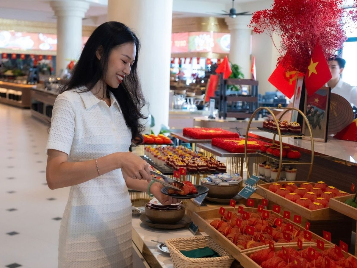 Du khách thích thú trải nghiệm buffet Vân Sơn trên đỉnh núi Bà Đen