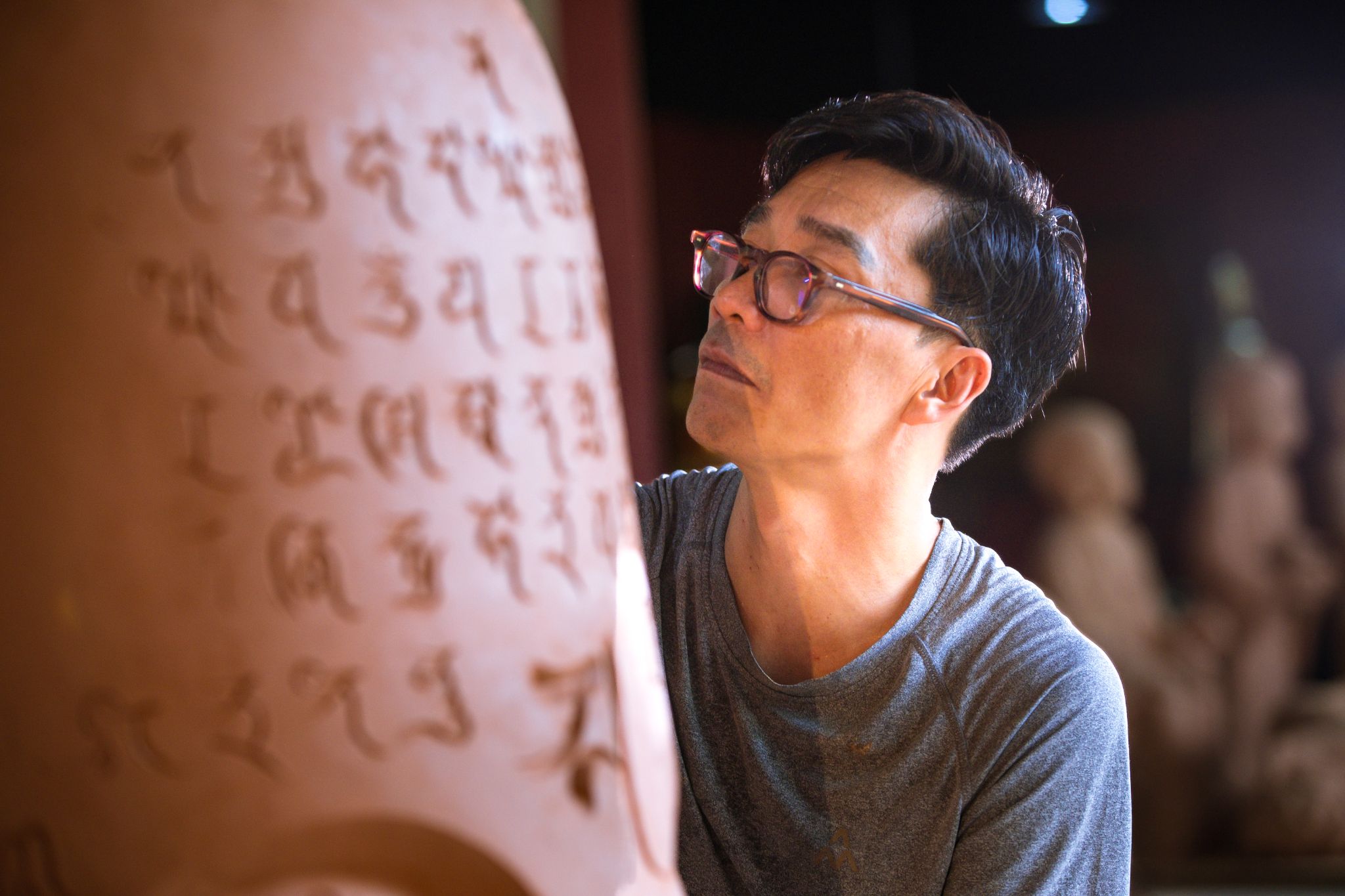 Theo nghệ sĩ Nguyễn Tuấn, việc chọn “Chú Đại Bi” để khắc nhằm nêu cao tinh thần đại từ bi của Bồ Tát, nhắc nhở về tâm từ bi, sự rung động nội tâm mỗi người cần có.