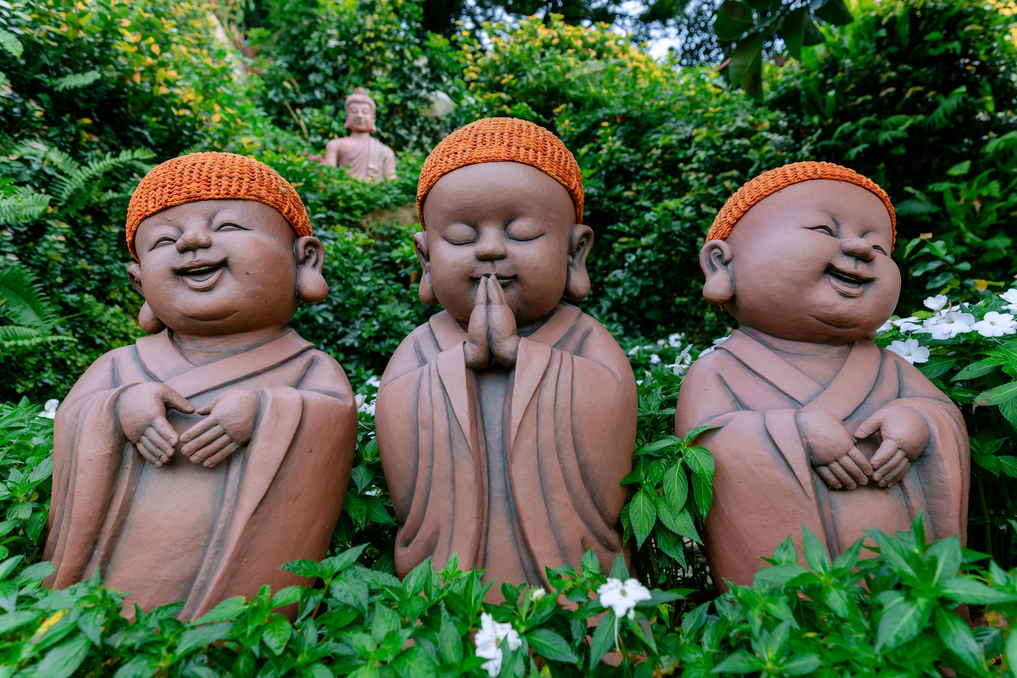 Với khuôn mặt tròn xoe, má phúng phính, ánh mắt ngây thơ, mỗi tượng chú tiểu mang một hình thái khác nhau.