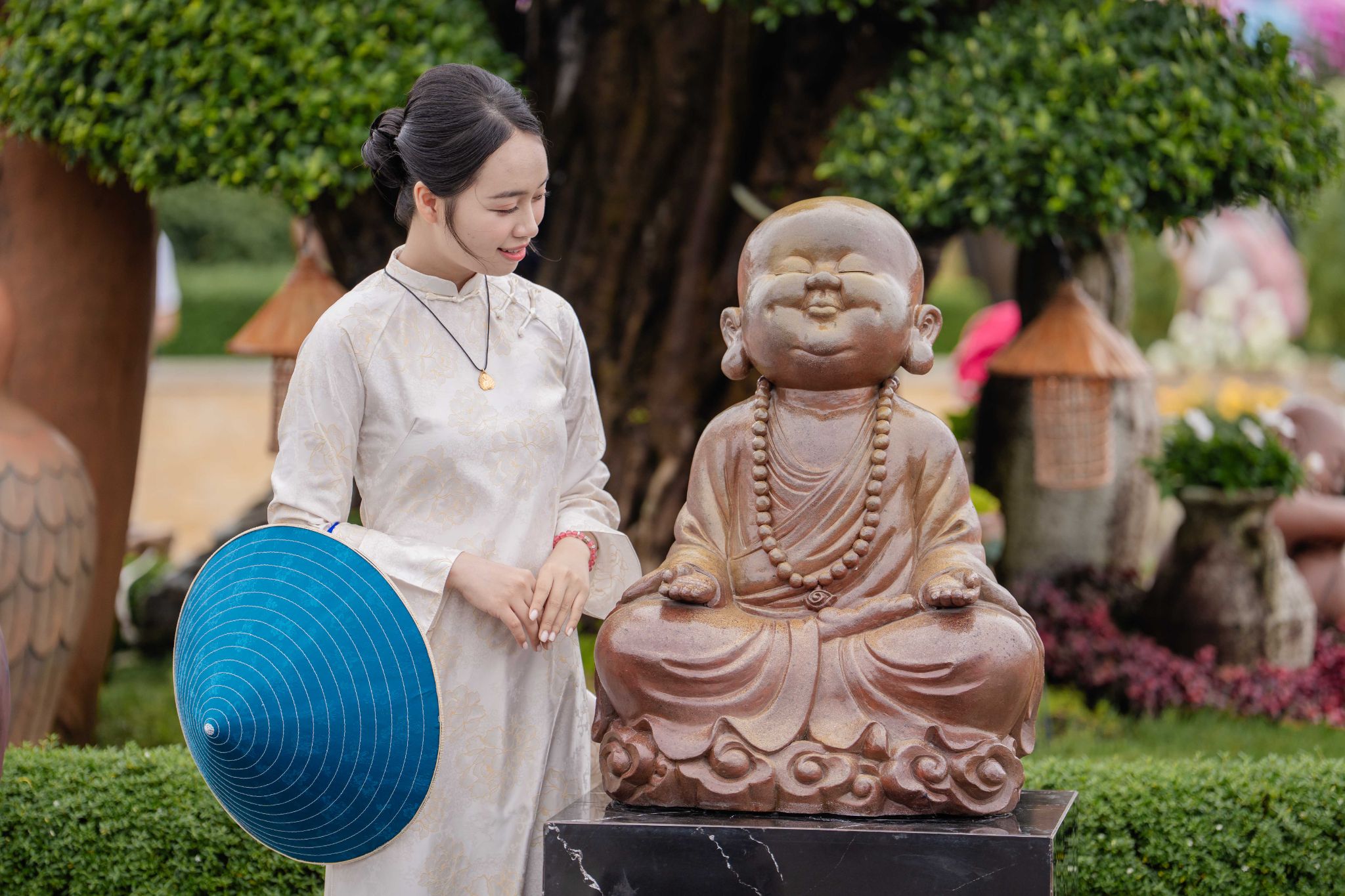 Triển lãm trưng bày 3 bộ sưu tập điêu khắc gốm mang tính độc bản, gồm: Kinh Gốm, Phật Mình Chim và tượng chú tiểu.