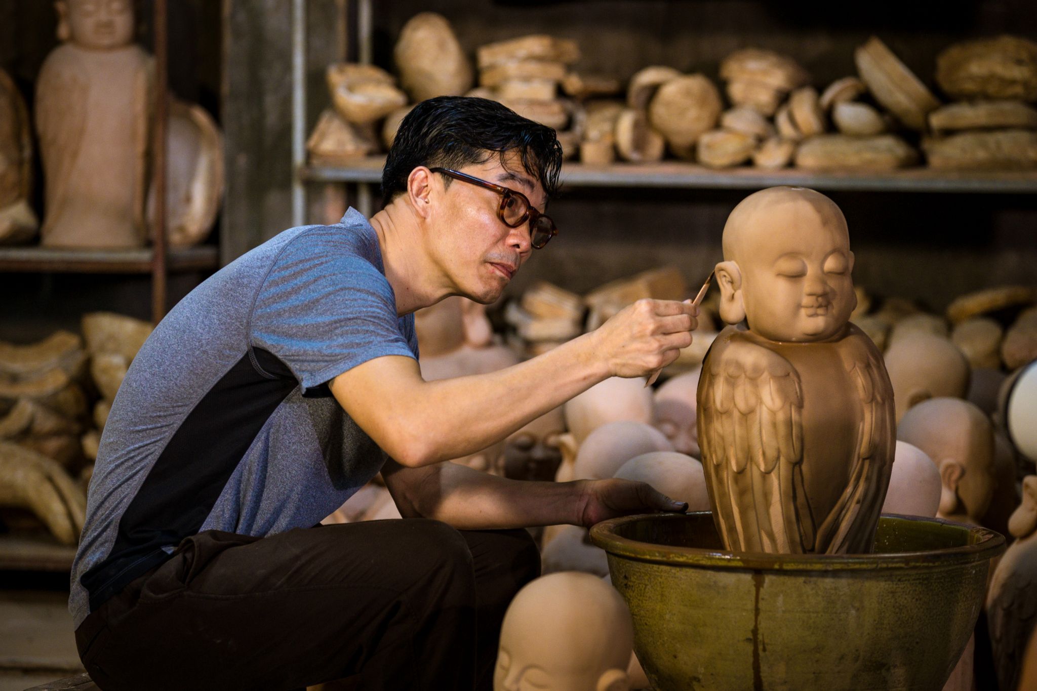 Nghệ sĩ Nguyễn Tuấn đã có hơn 20 năm theo đuổi nghệ thuật điêu khắc gốm Phật với hàng nghìn tạo tác độc đáo.