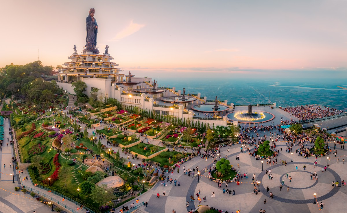 Khung cảnh tại quảng trường núi Bà Đen vào ban ngày