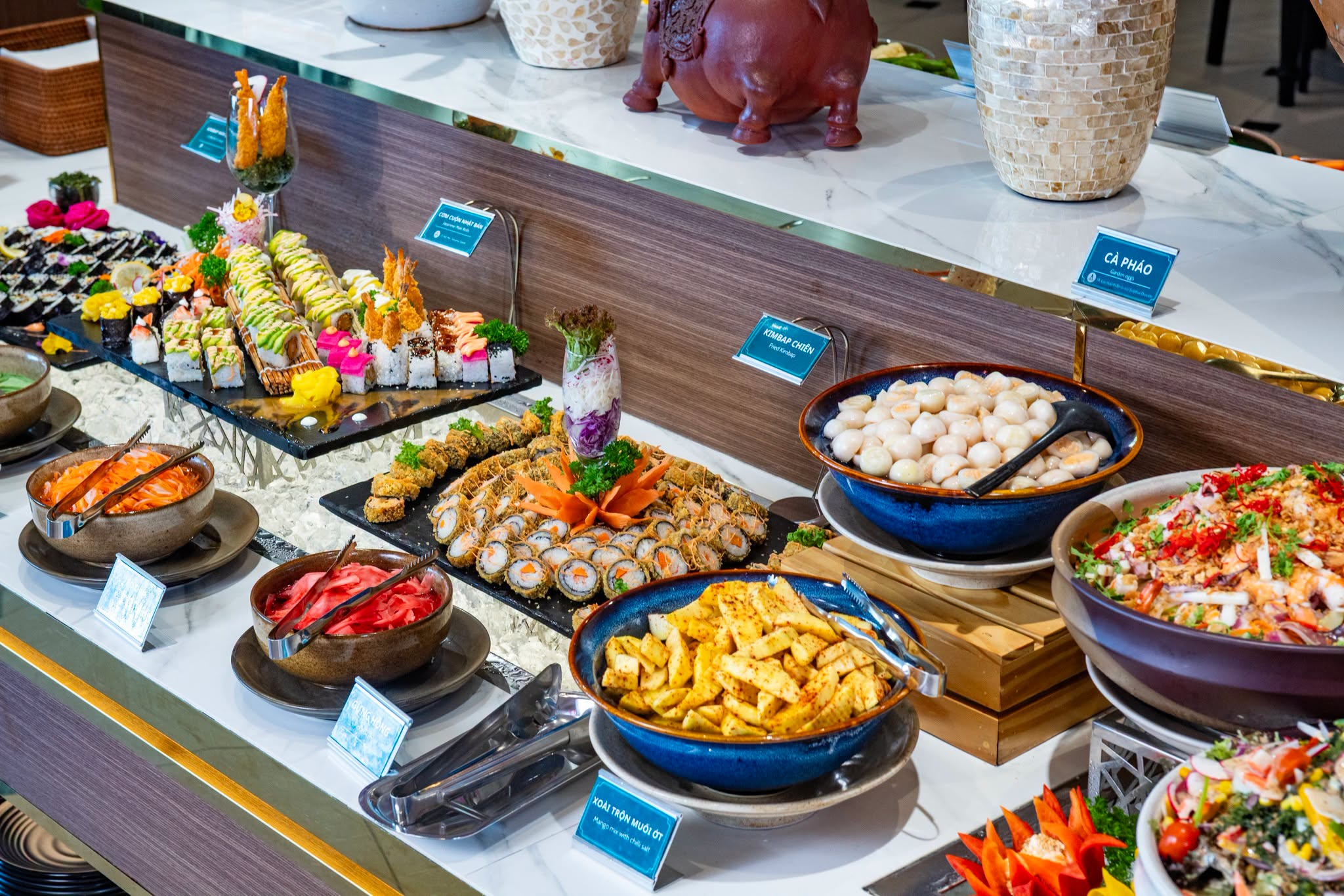 Các món ăn hấp dẫn tại nhà hàng buffet Vân Sơn