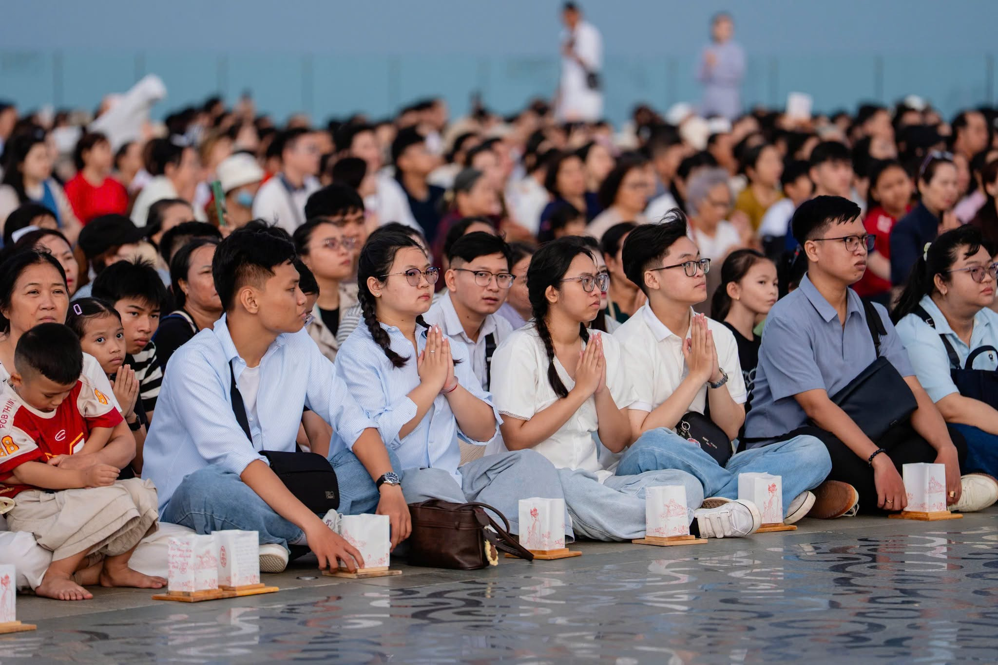 Du khách nên lựa chọn các trang phục kín đáo và lịch sự khi ghé các điểm tâm linh