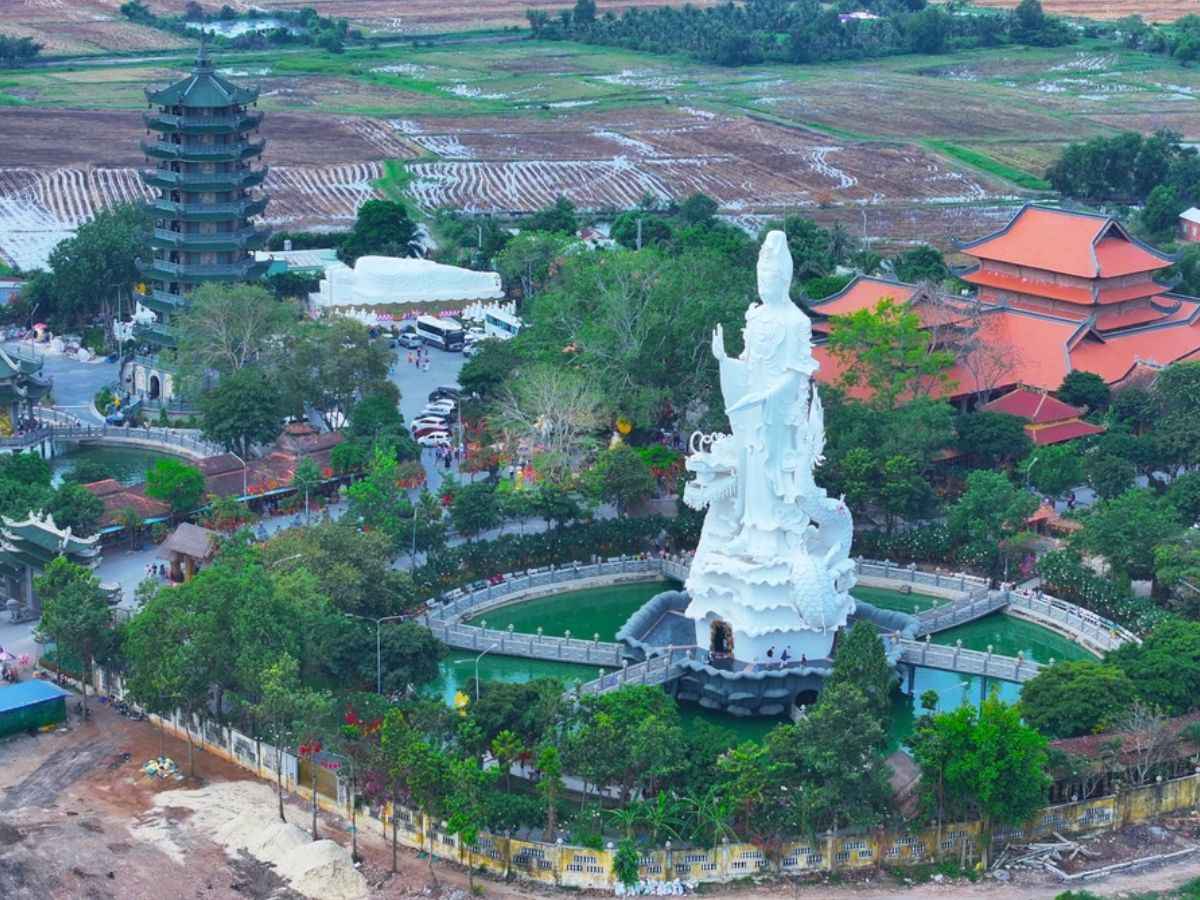Toàn cảnh Chùa Gò Kén với tượng Quan Thế Âm giữa khuôn viên xanh