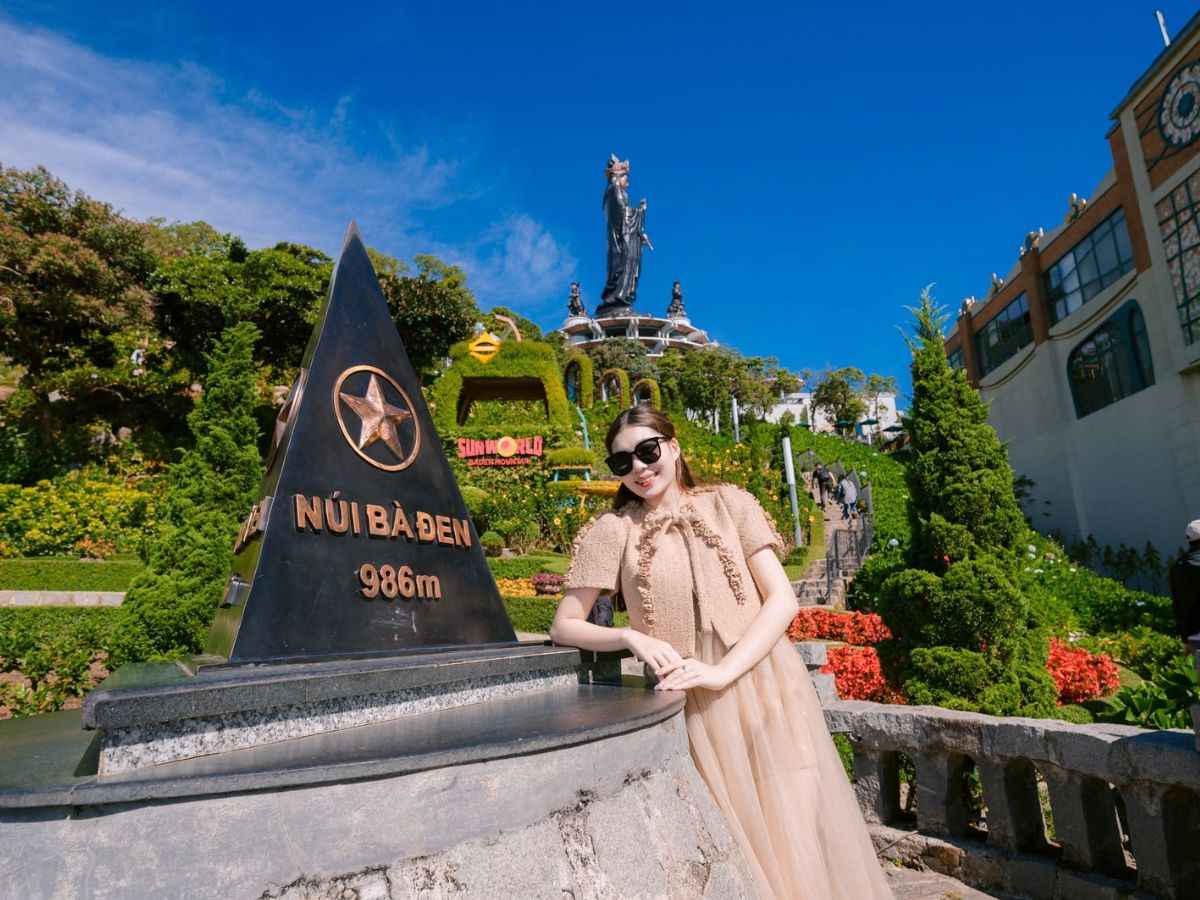 Du khách check-in cột mốc 986 m dưới tượng Phật Bà Tây Bổ Đà Sơn
