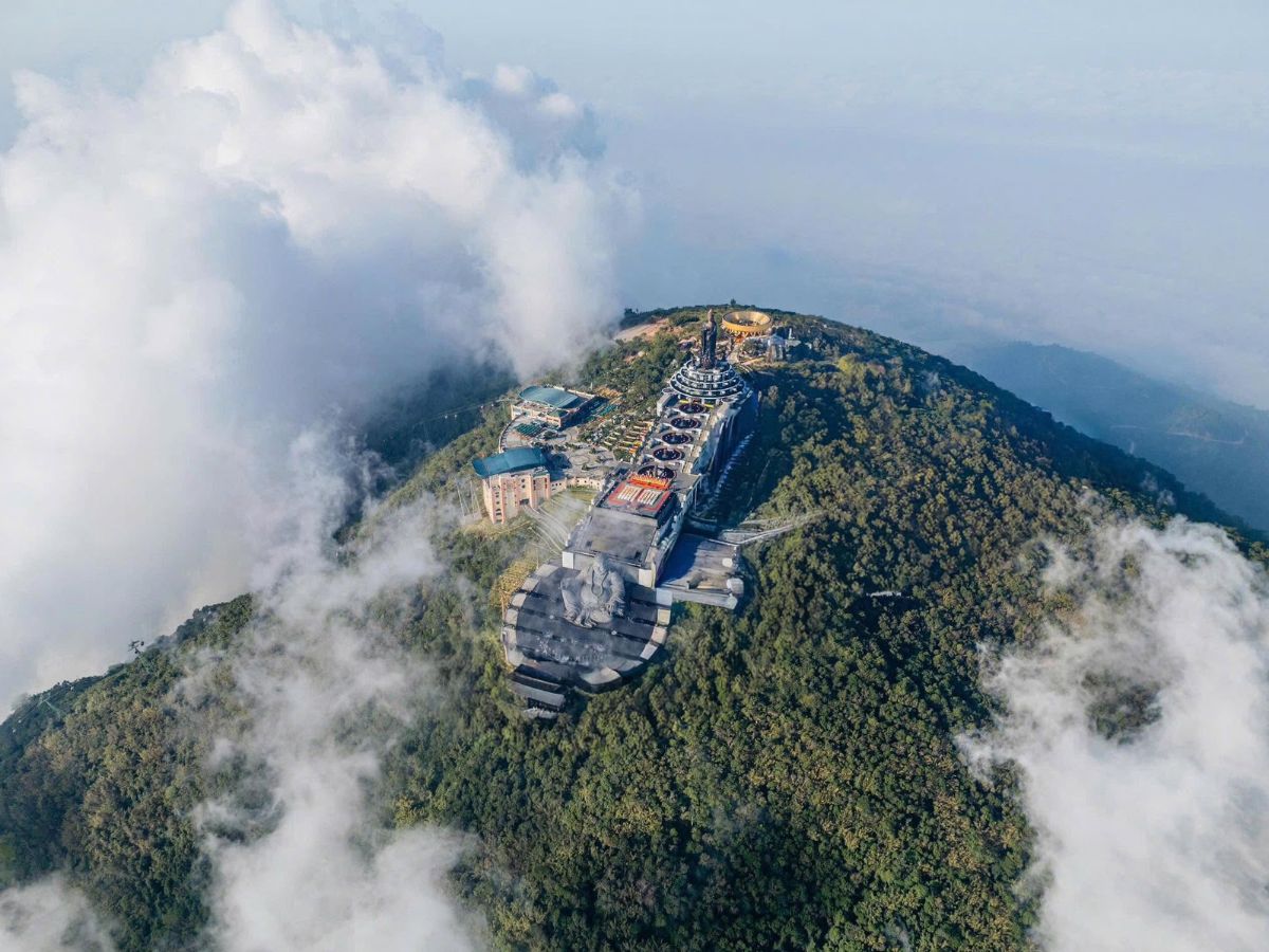 Quần thể tâm linh Núi Bà Đen hiện lên giữa mây ở độ cao 986 m.