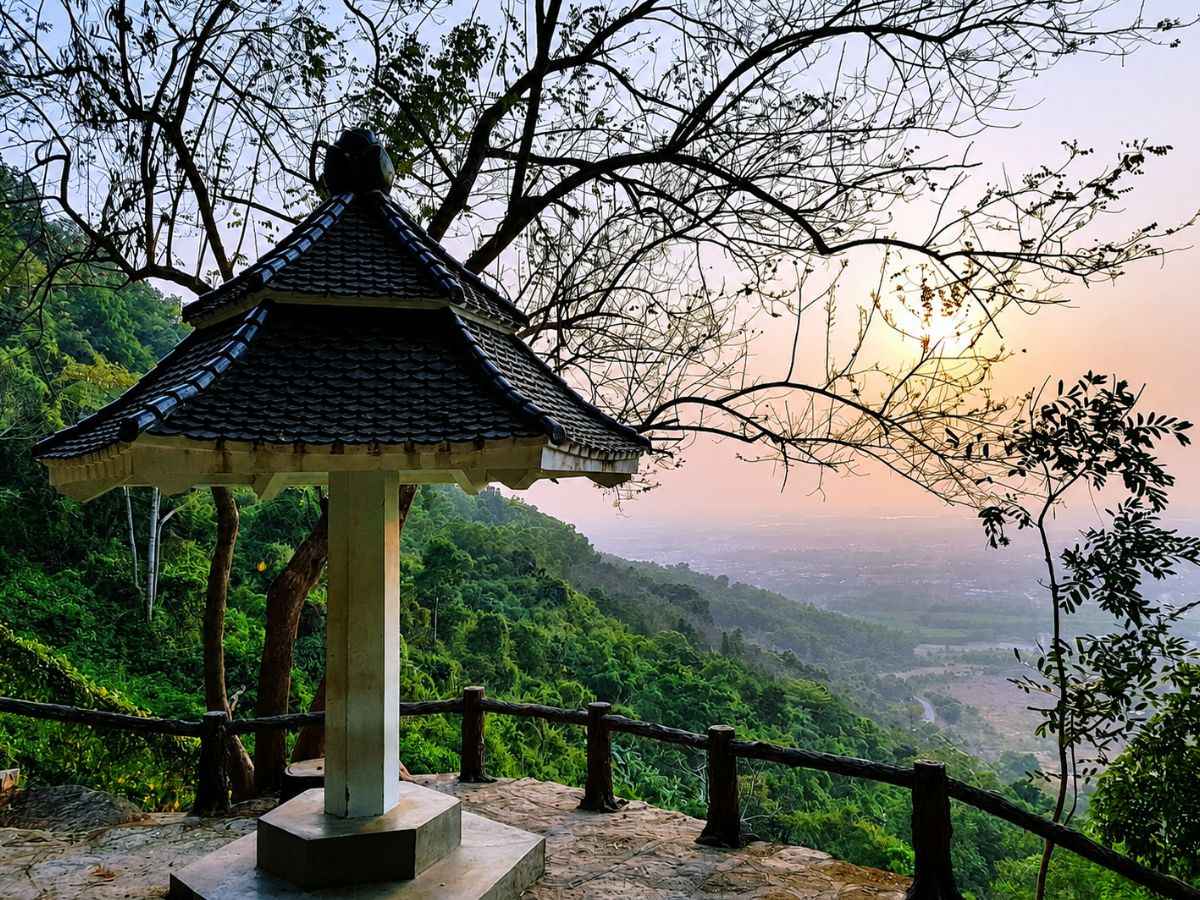 Chòi nghỉ trên Núi Thị Vải nhìn xuống vùng Phú Mỹ lúc hoàng hôn.