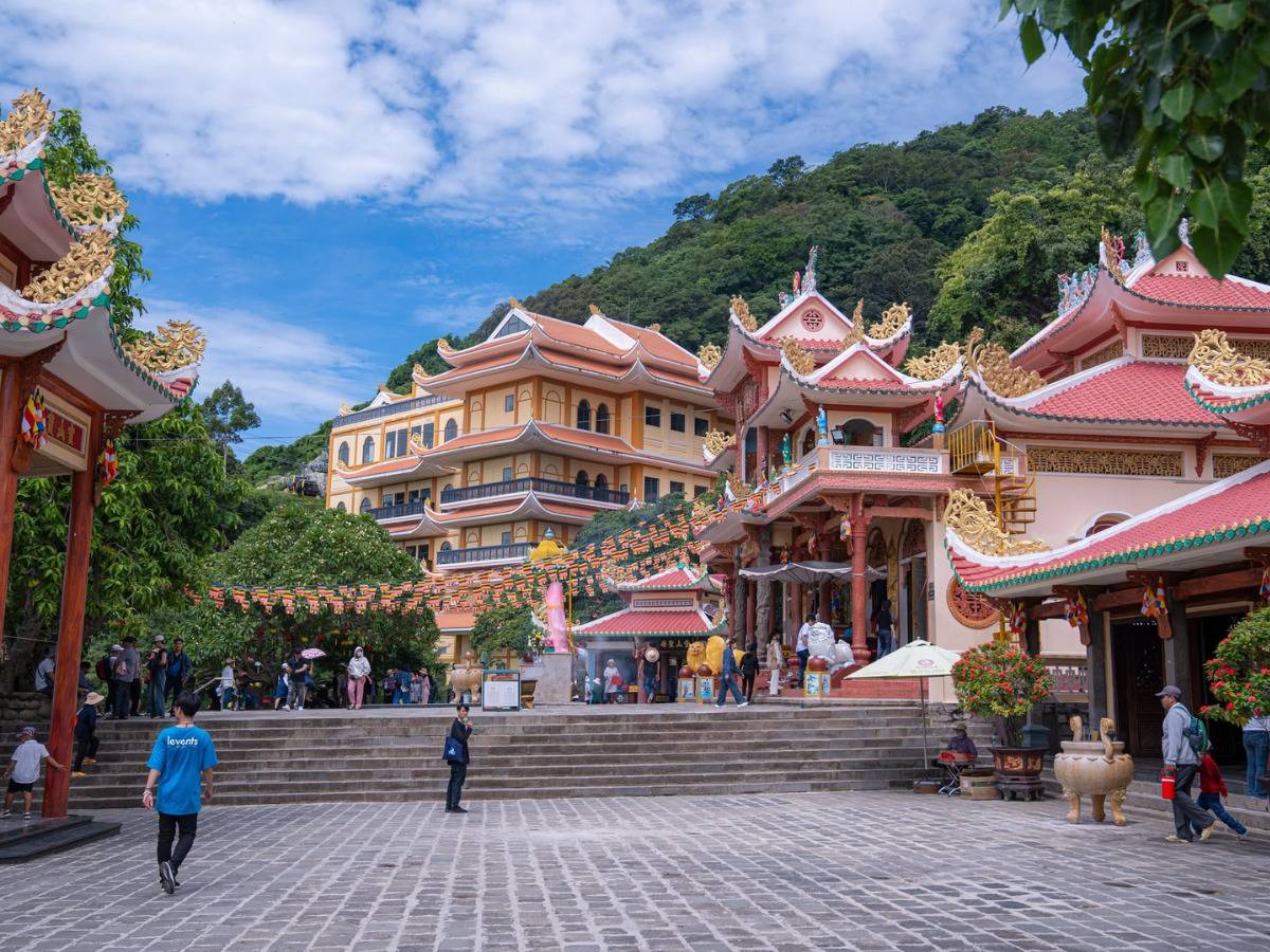 Không gian thanh tịnh tại quần thể kiến trúc chùa Bà trên lưng chừng núi.