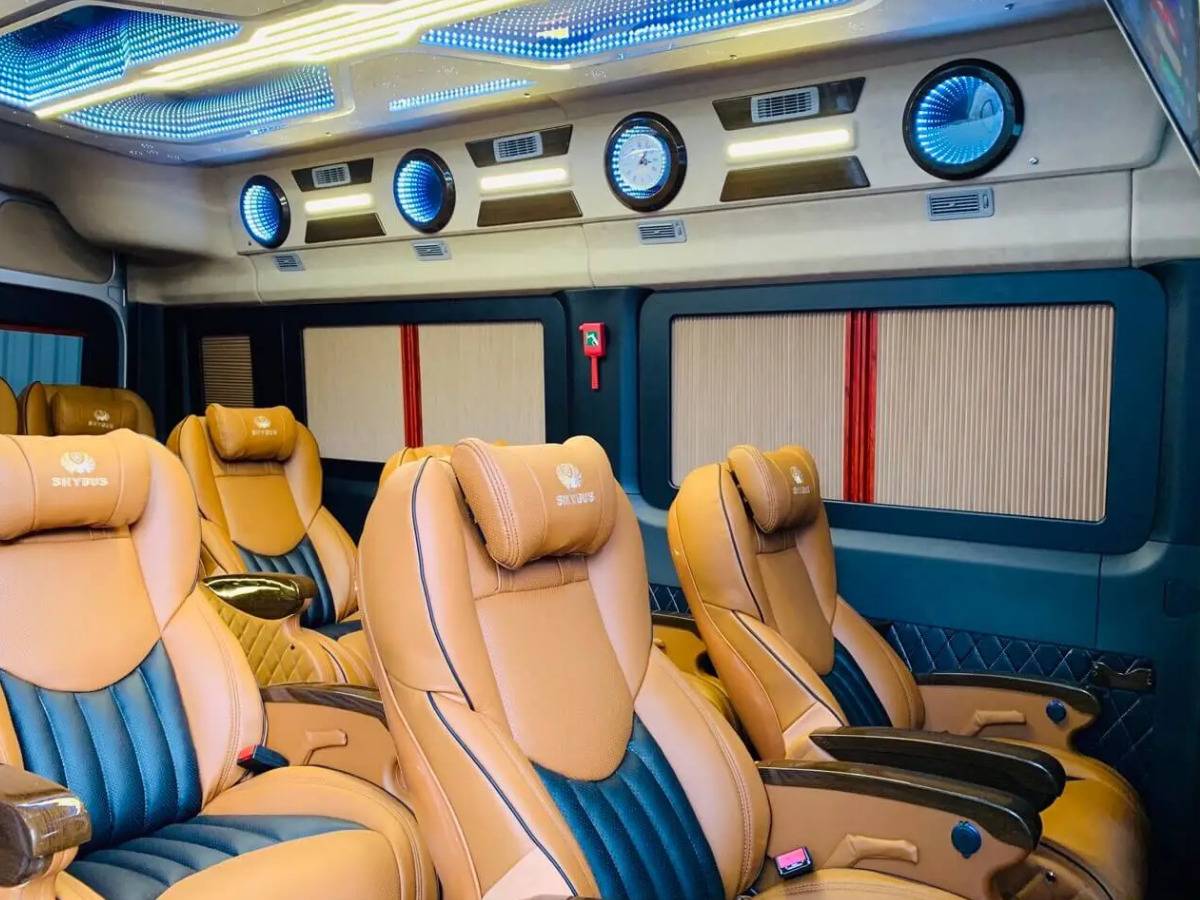 Không gian nội thất xe limousine rộng rãi mang lại cảm giác thoải mái cho chuyến đi.