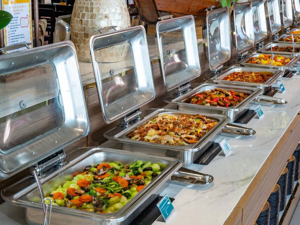 Hàng chục khay thức ăn nóng hổi đa dạng món ngon tại nhà hàng buffet Vân Sơn.