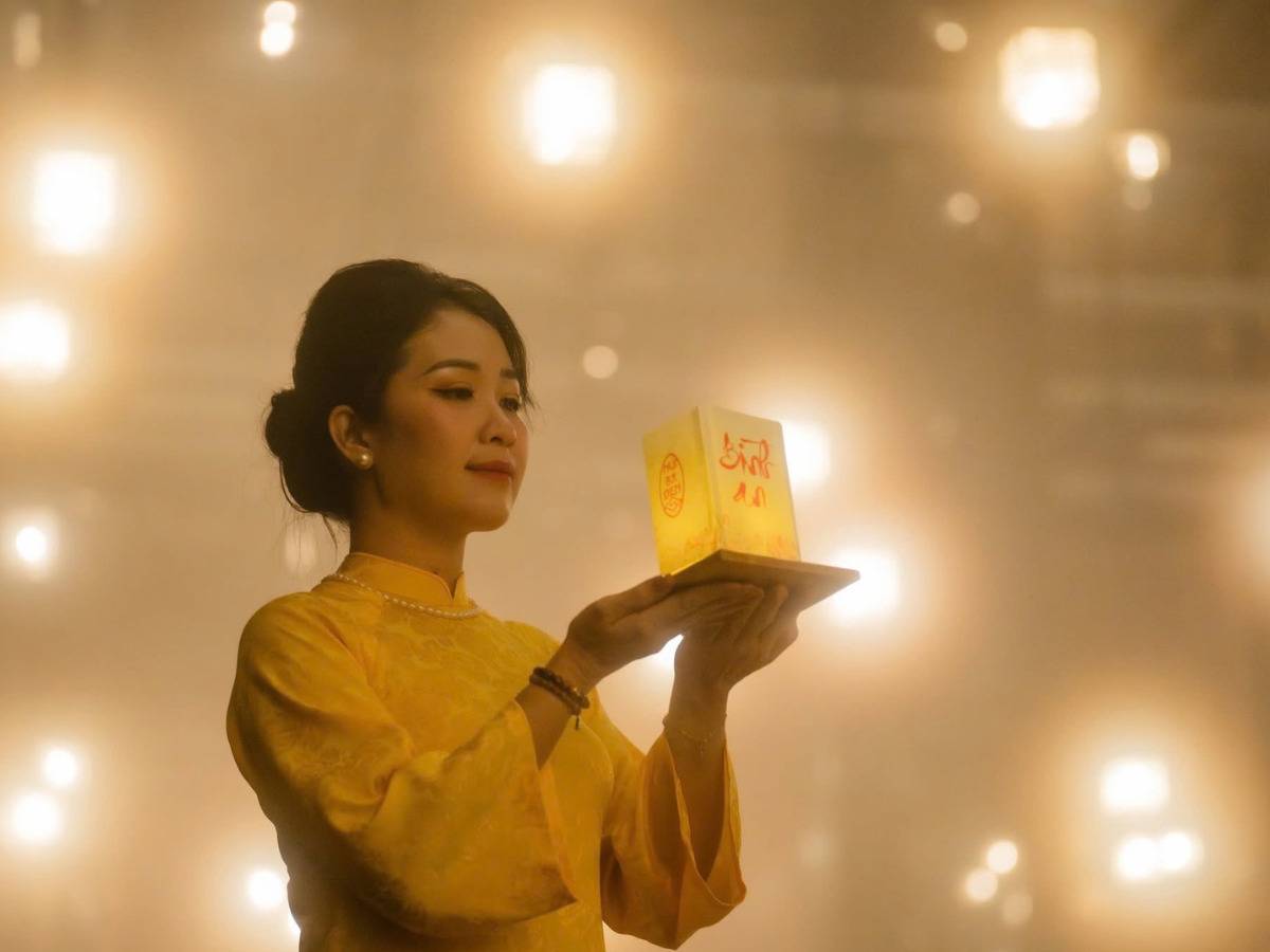Khoảnh khắc thành kính nâng niu ngọn đèn dâng cõi Phật.