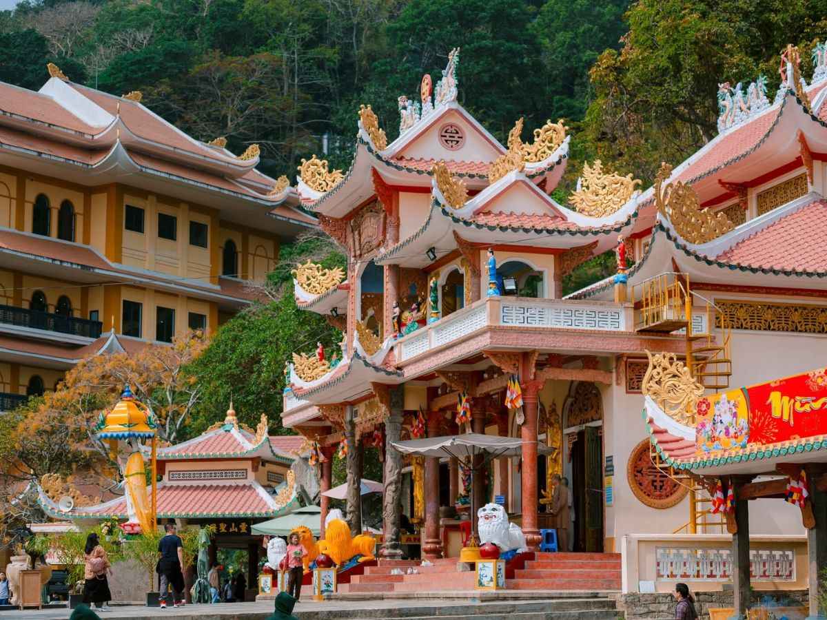 Kiến trúc trang nghiêm và cổ kính của hệ thống chùa Bà tại lưng chừng núi.