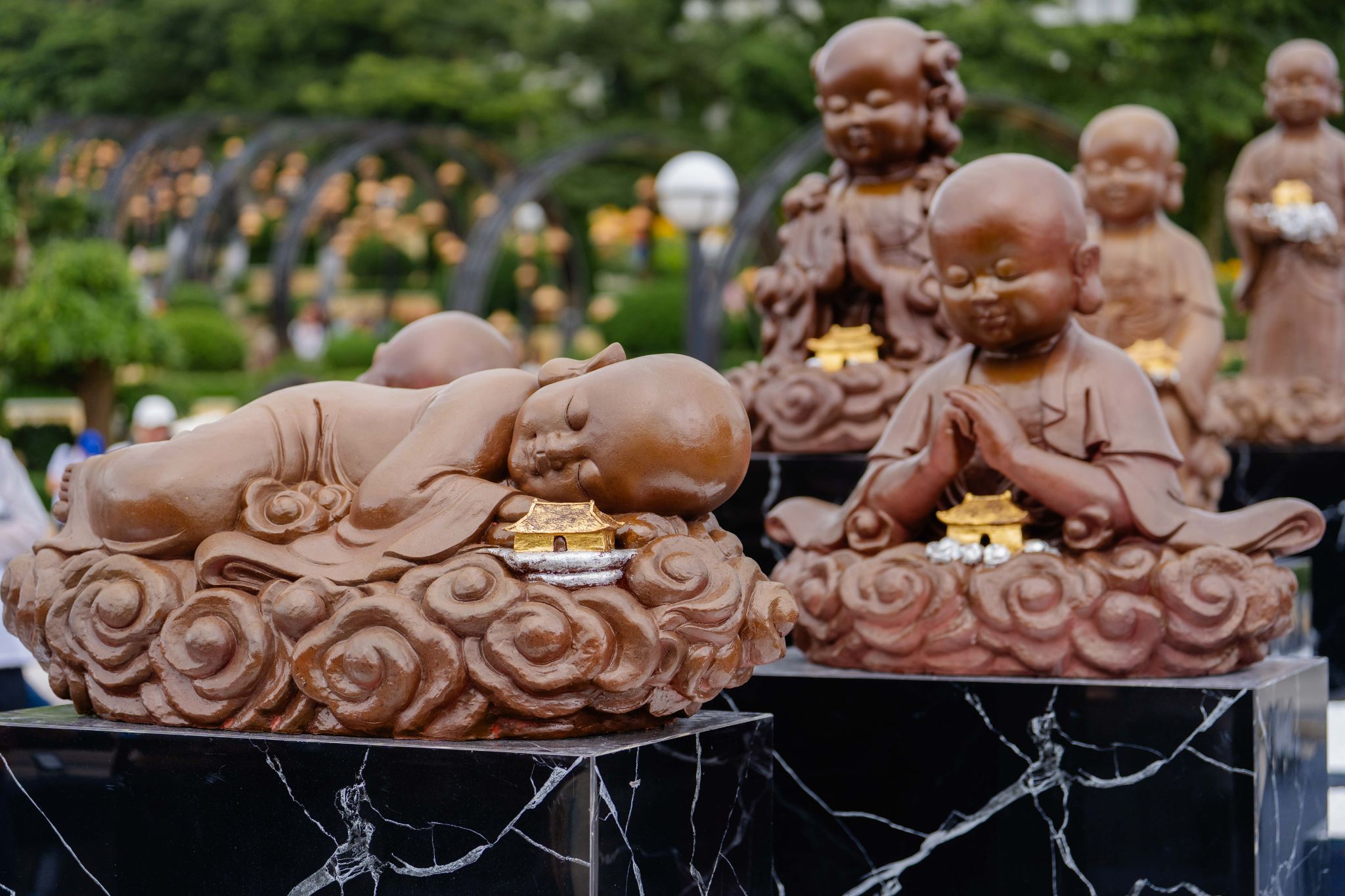 Hơn 400 tác phẩm gốm tâm linh được trưng bày tại núi Bà Đen. Ảnh: Sun World Ba Den Mountain