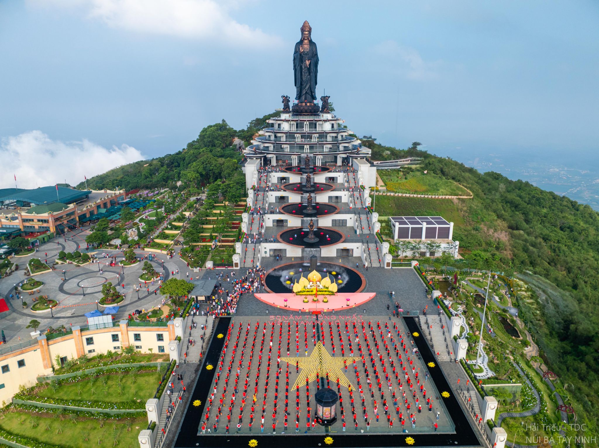 Điểm nhấn của ngày Tết Độc lập là Lễ thượng cờ sáng 2/9 tại Quảng trường đỉnh núi.