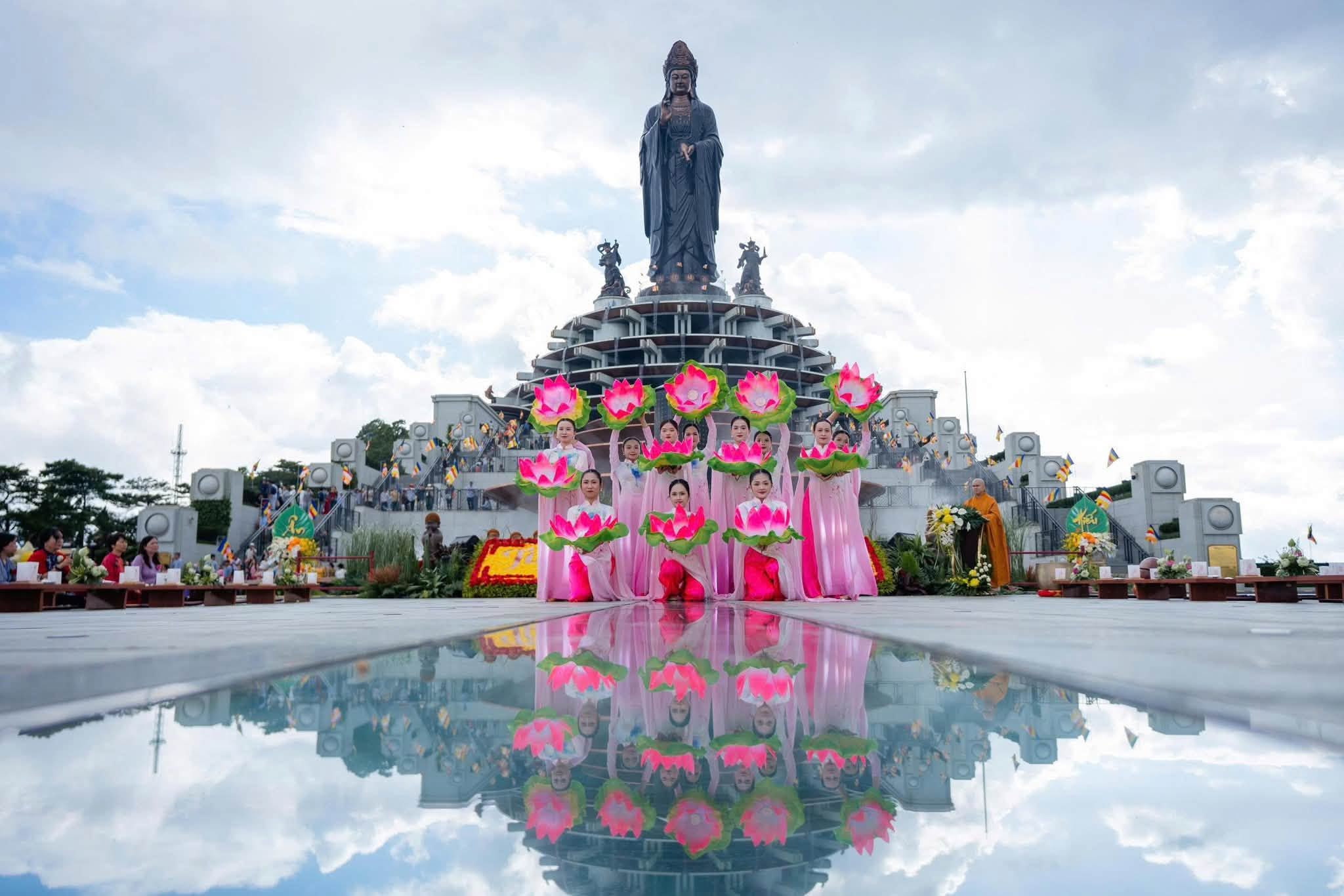 Chương trình nghệ thuật chào mừng Đại lễ Vu Lan trên đỉnh núi Bà Đen