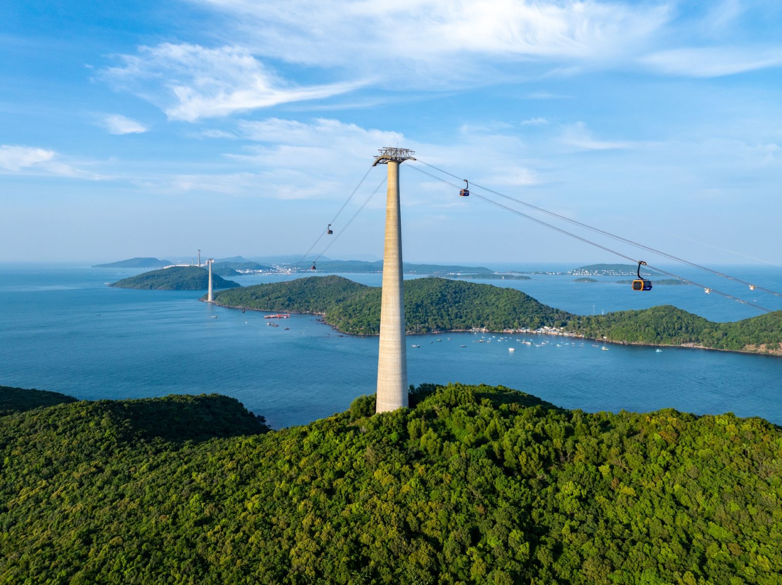 Bay lướt qua biển trời Nam đảo cùng tuyến cáp treo ba dây Hòn Thơm kỷ lục thế giới luôn là trải nghiệm đứng đầu list to-do của mọi du khách khi đến Phú Quốc